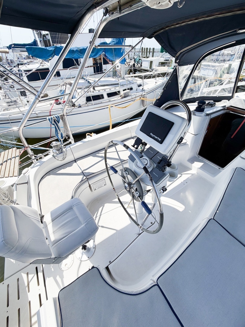 2005 Hunter 36 - Image 17