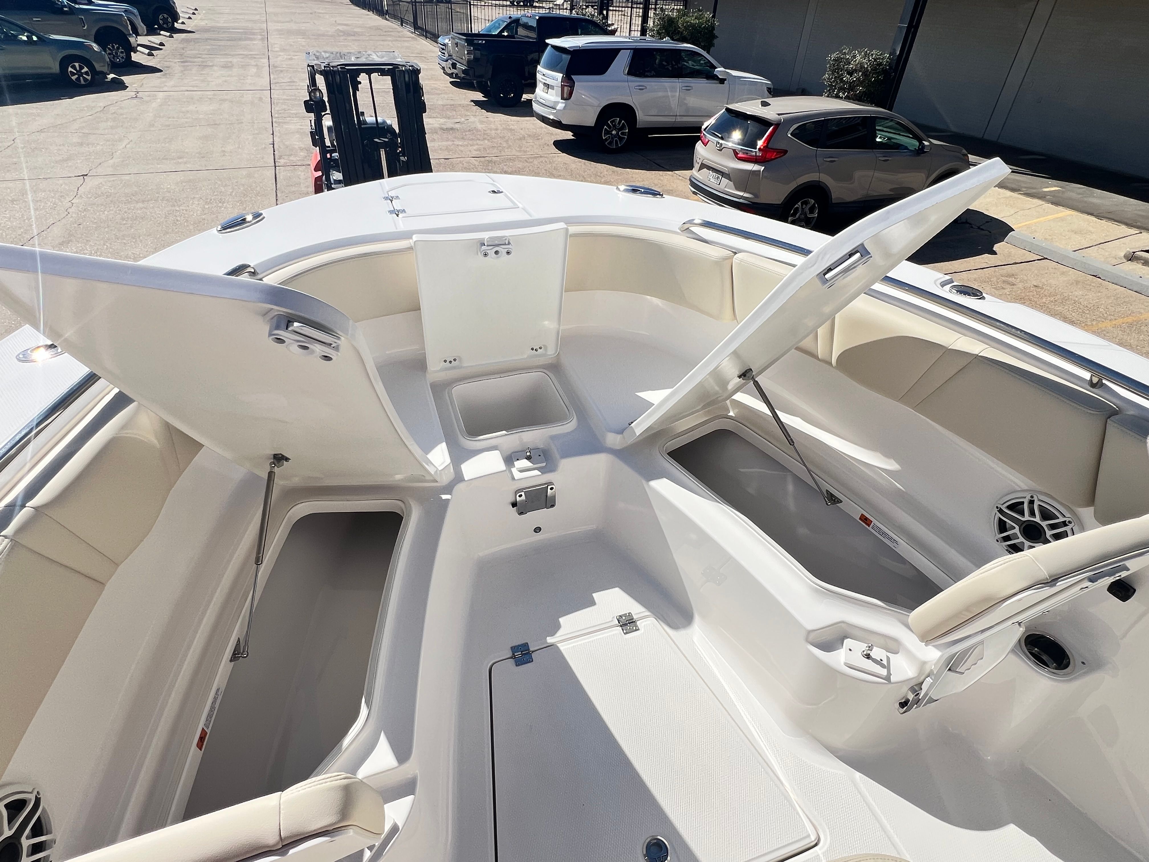 2026 Robalo R270 Center Console - 20