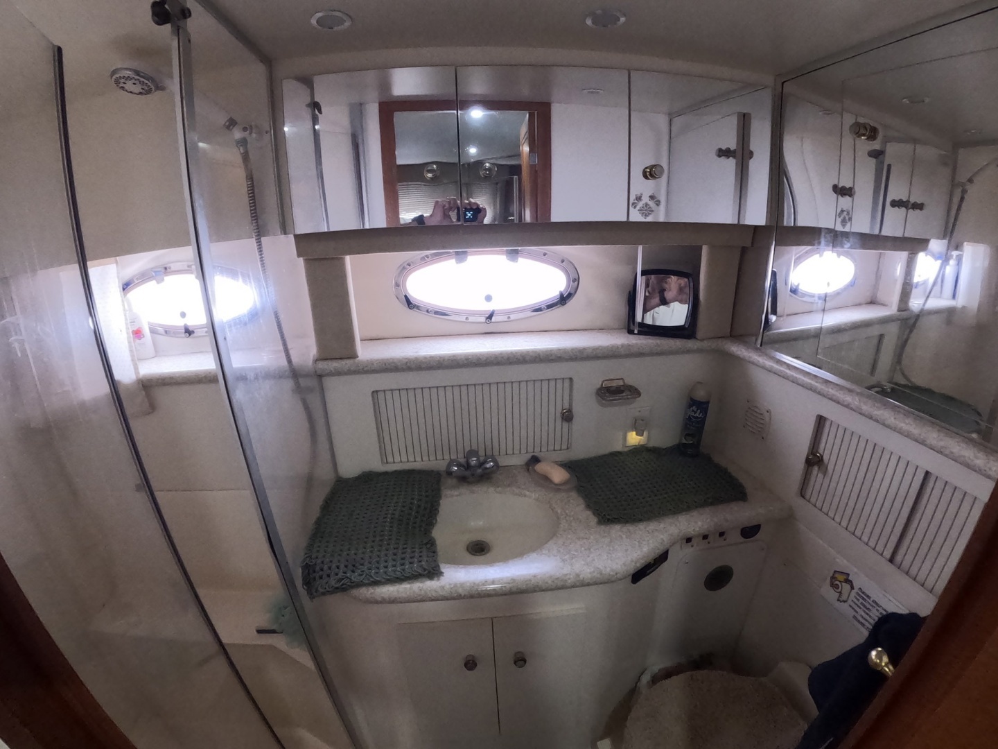 2000 Carver 406 Motor Yacht - Image 11