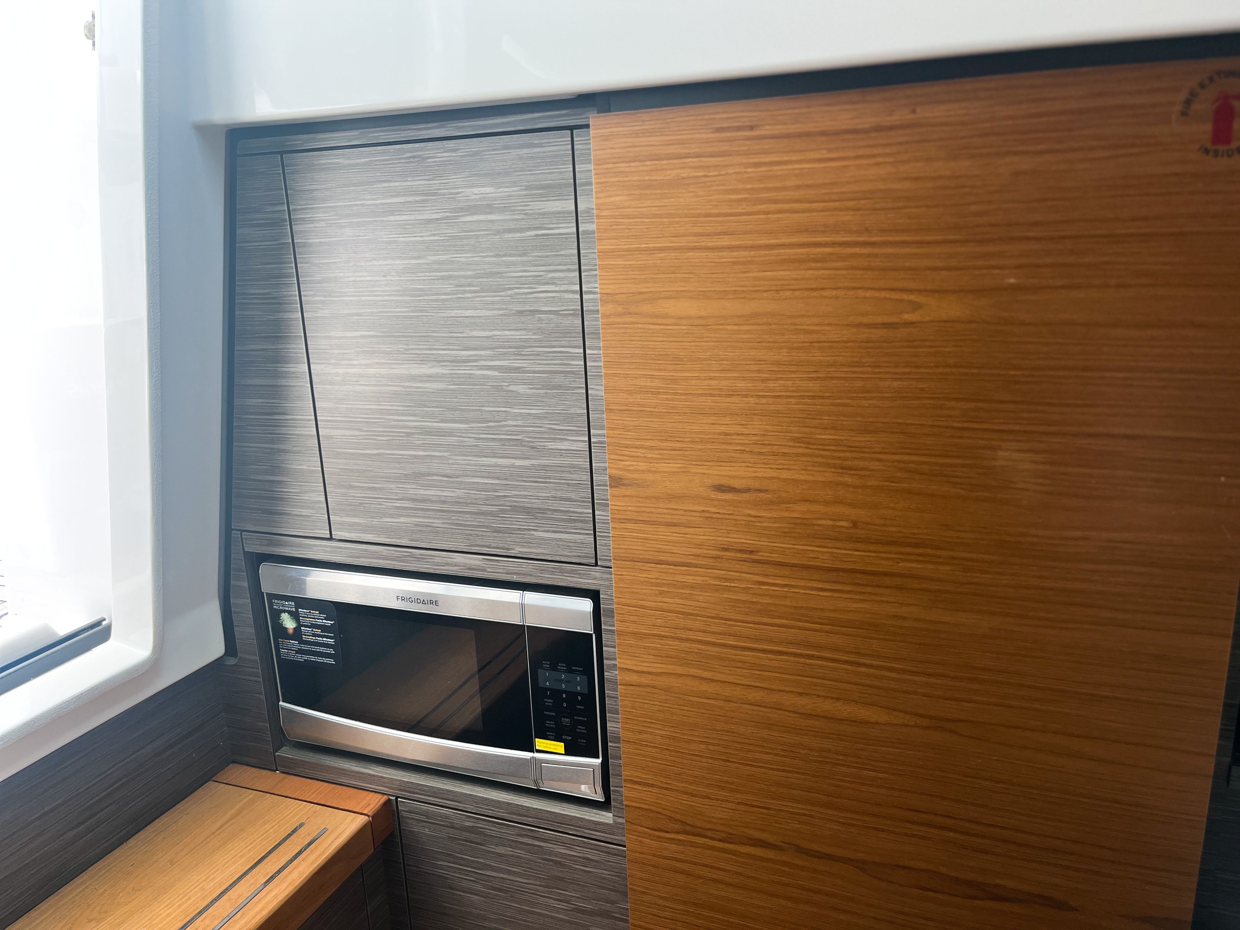 2019 TIARA YACHTS 38 LS - Image 18