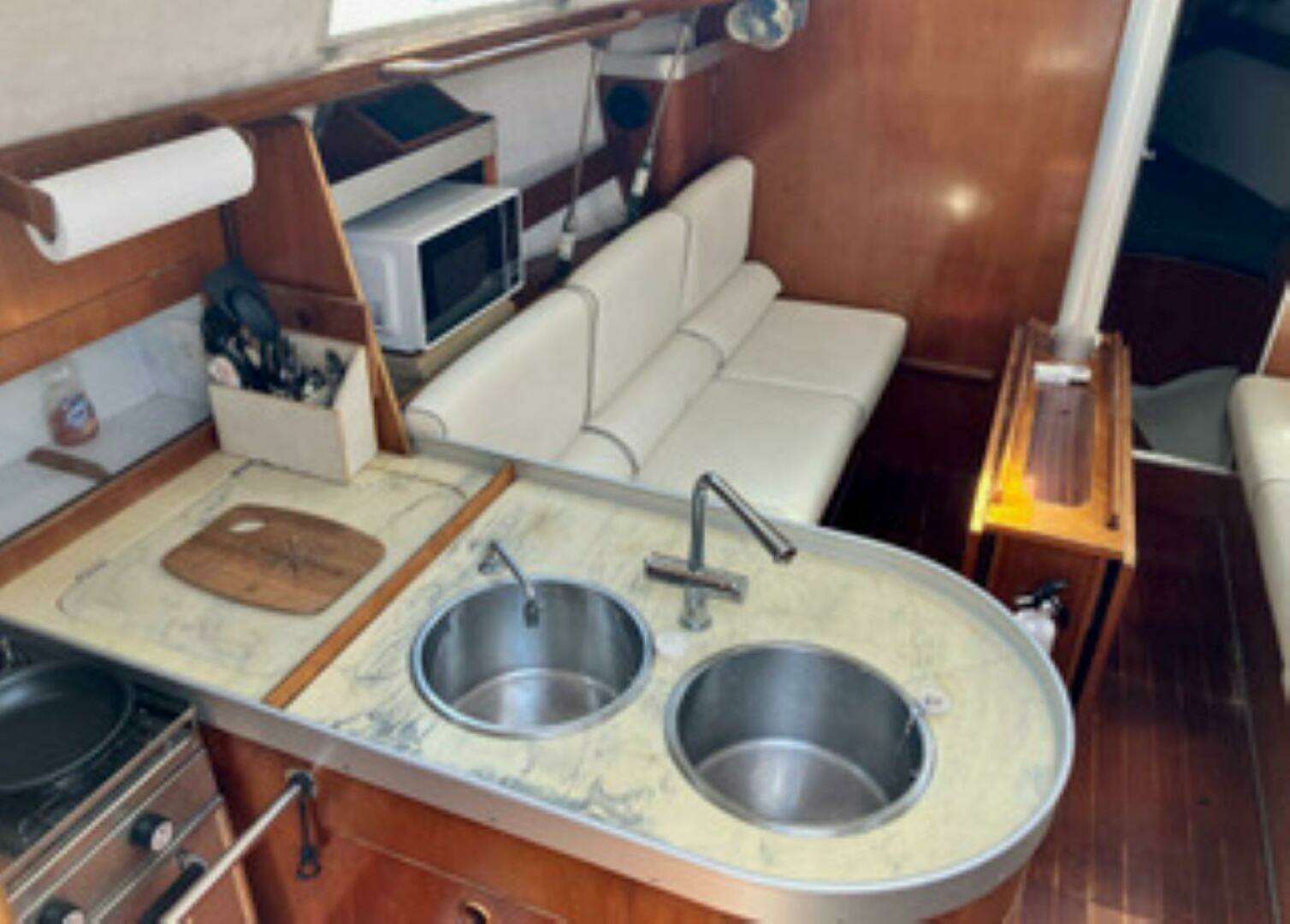 1991 Beneteau Moorings 38 - Image 4