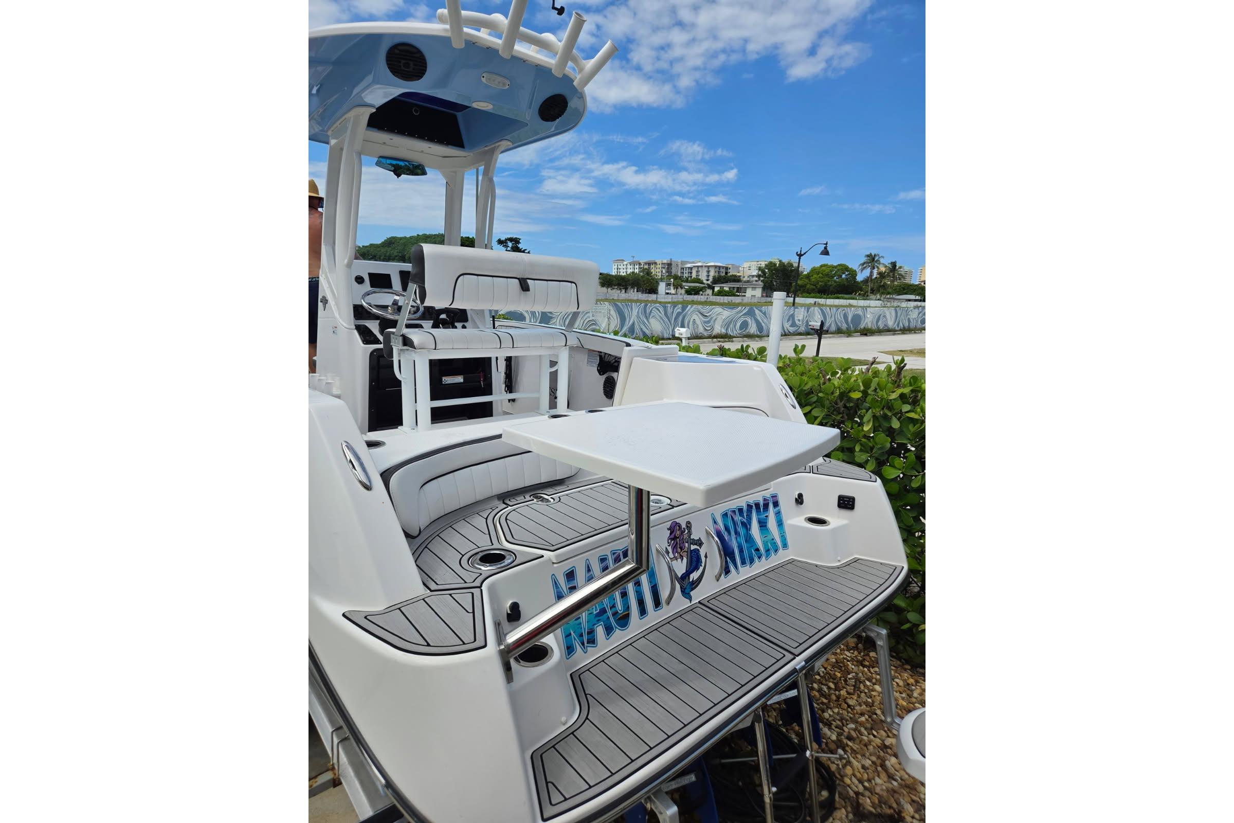 2024 Yamaha Boats 222 FSH Sport E, featuring sleek deck design and modern amenities.