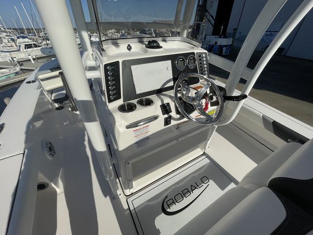 2024 Robalo 226 Cayman - 9