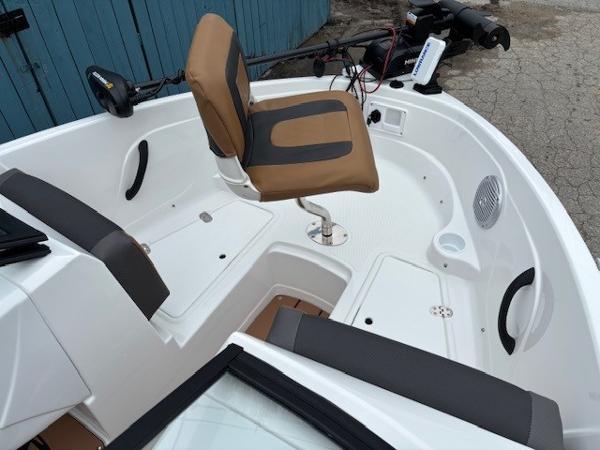 2025 Tahoe 185 S boat interior with seating and controls, featuring modern design elements.