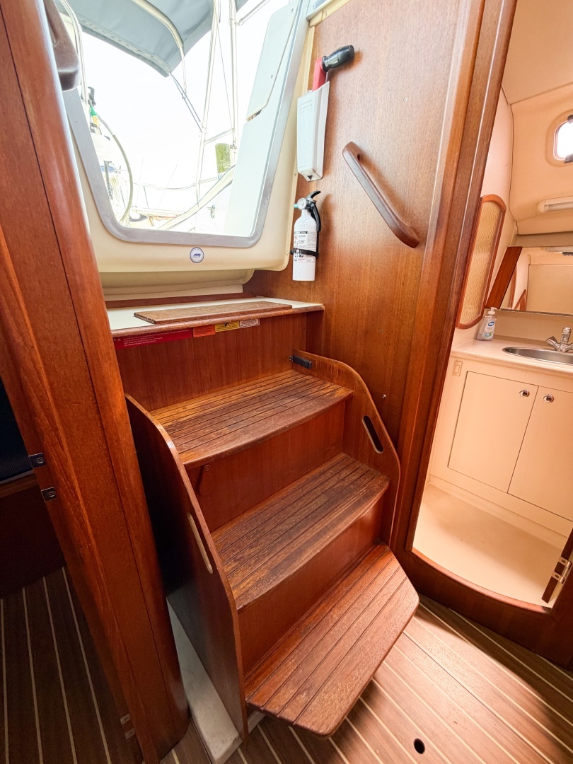 2005 Hunter 36 - Image 60