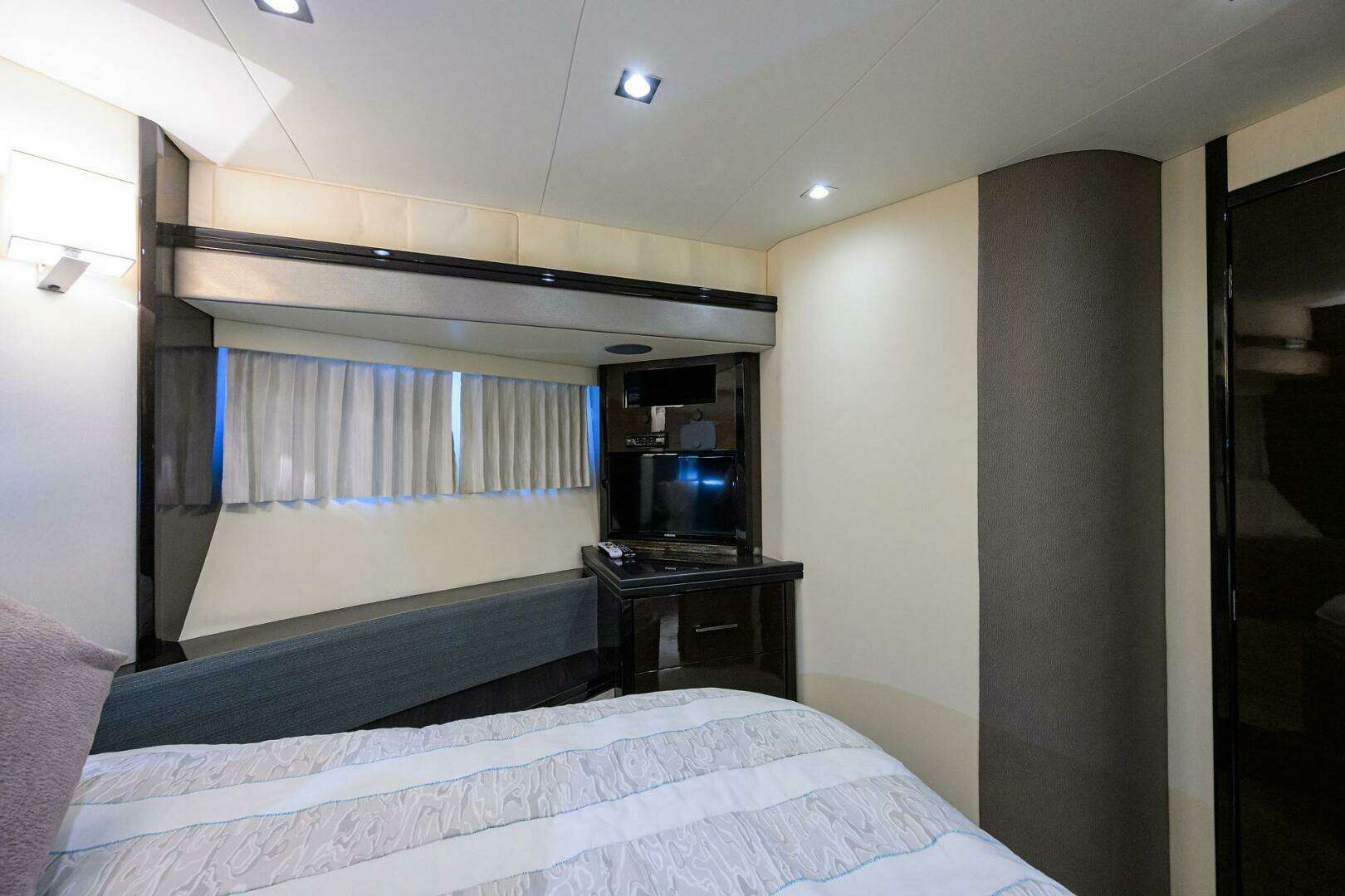 2016 Marquis 660 Sport Yacht - Image 14