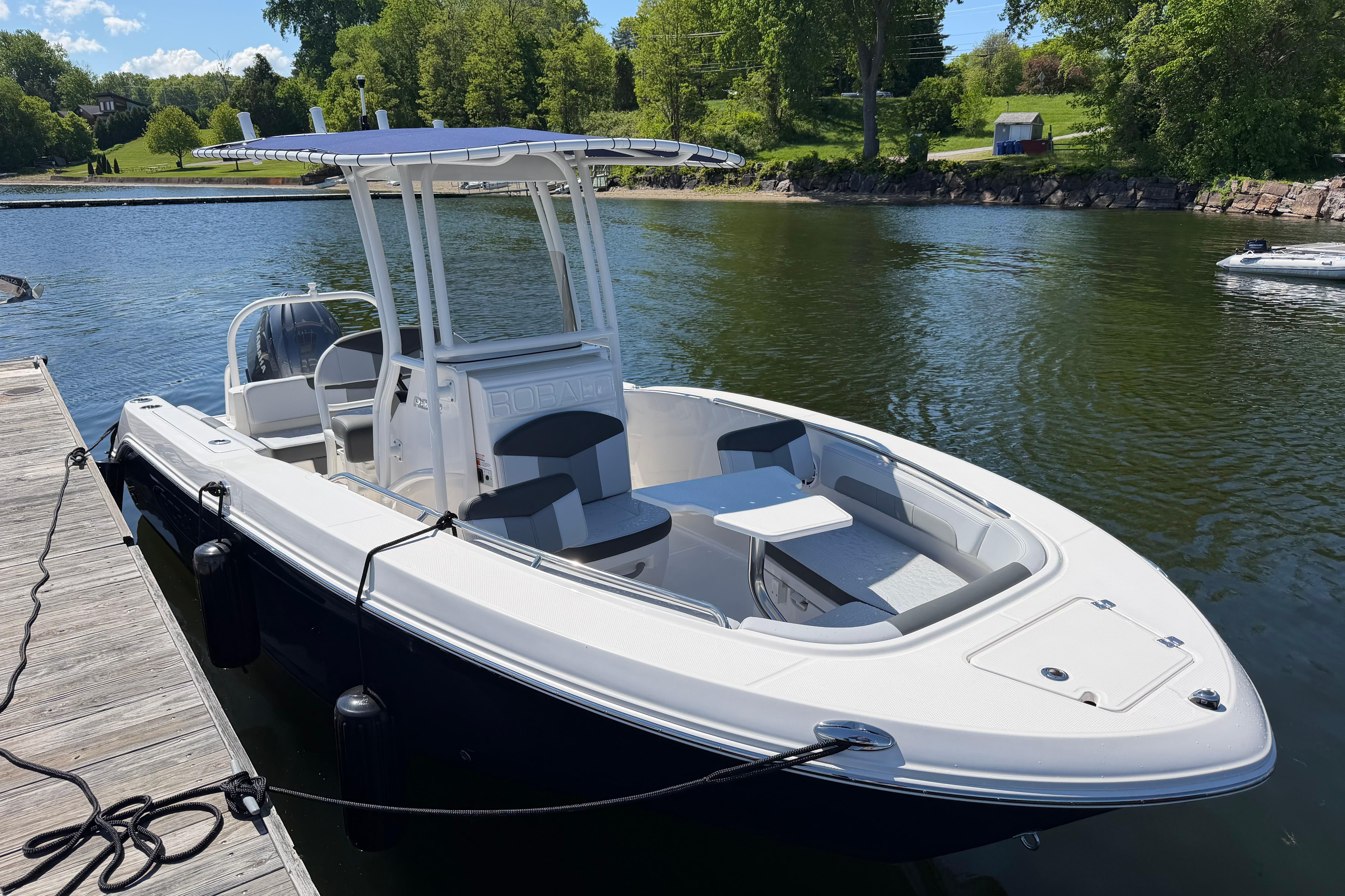 2025 Robalo R202 Explorer