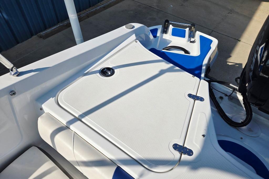2018 Tahoe 450 TS boat deck with white and blue accents, featuring a storage compartment.