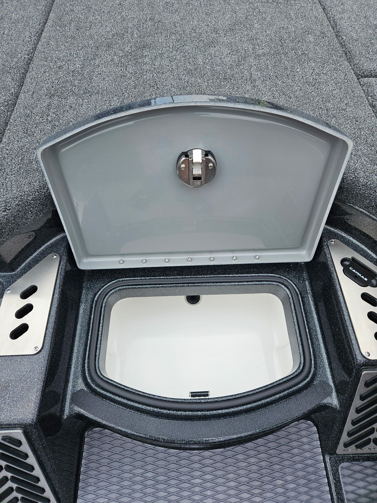 Open storage compartment in Caymas CX 21 PRO boat, year 2027.