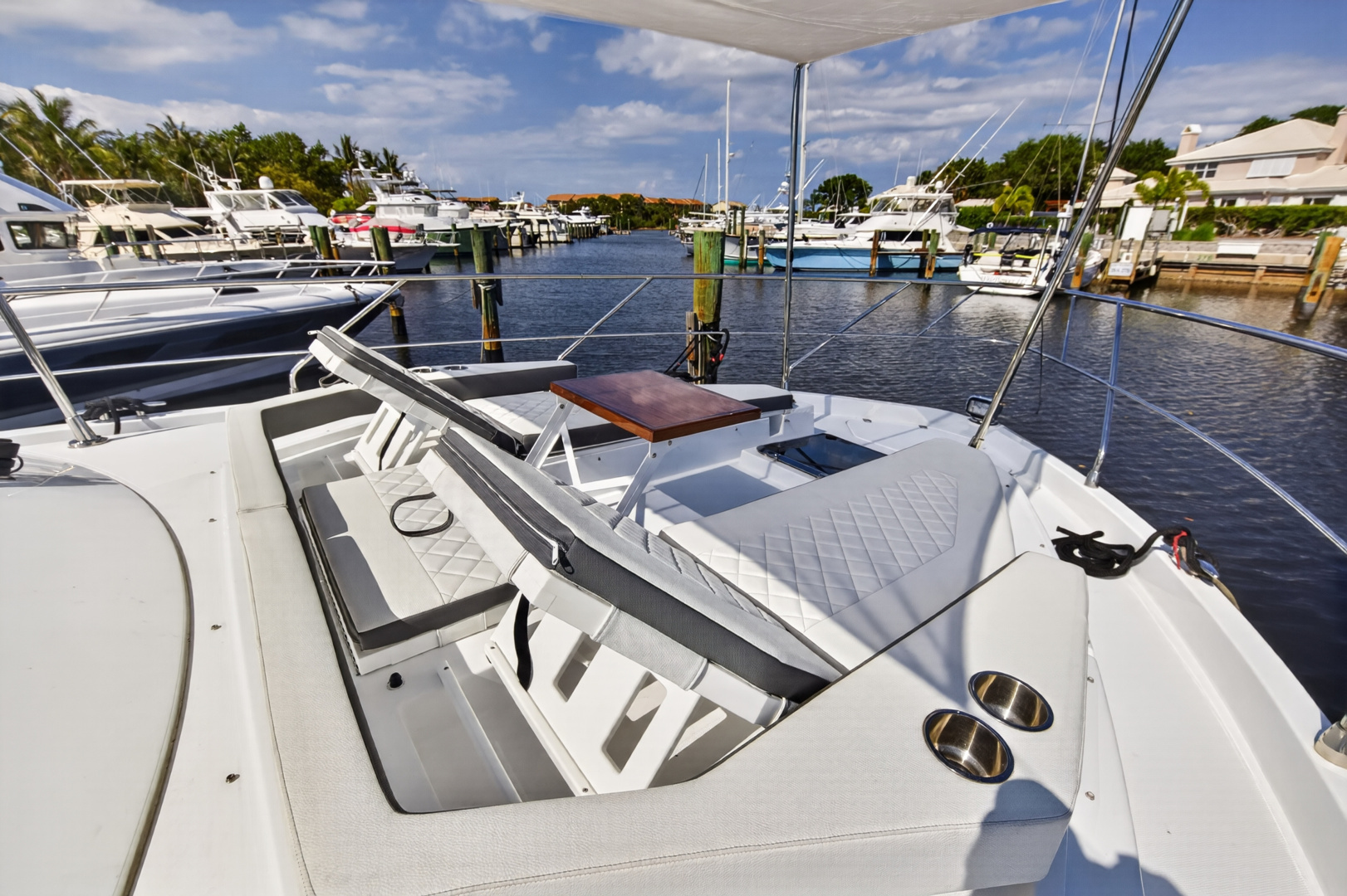 2023 Cruisers Yachts 50 CANTIUS - Image 13
