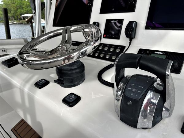 2020 Front Runner 39 Center Console helm with steering wheel and controls.