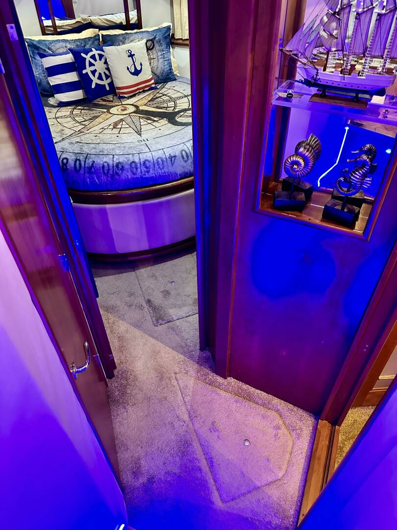 1999 Carver 450 Pilothouse - Image 38