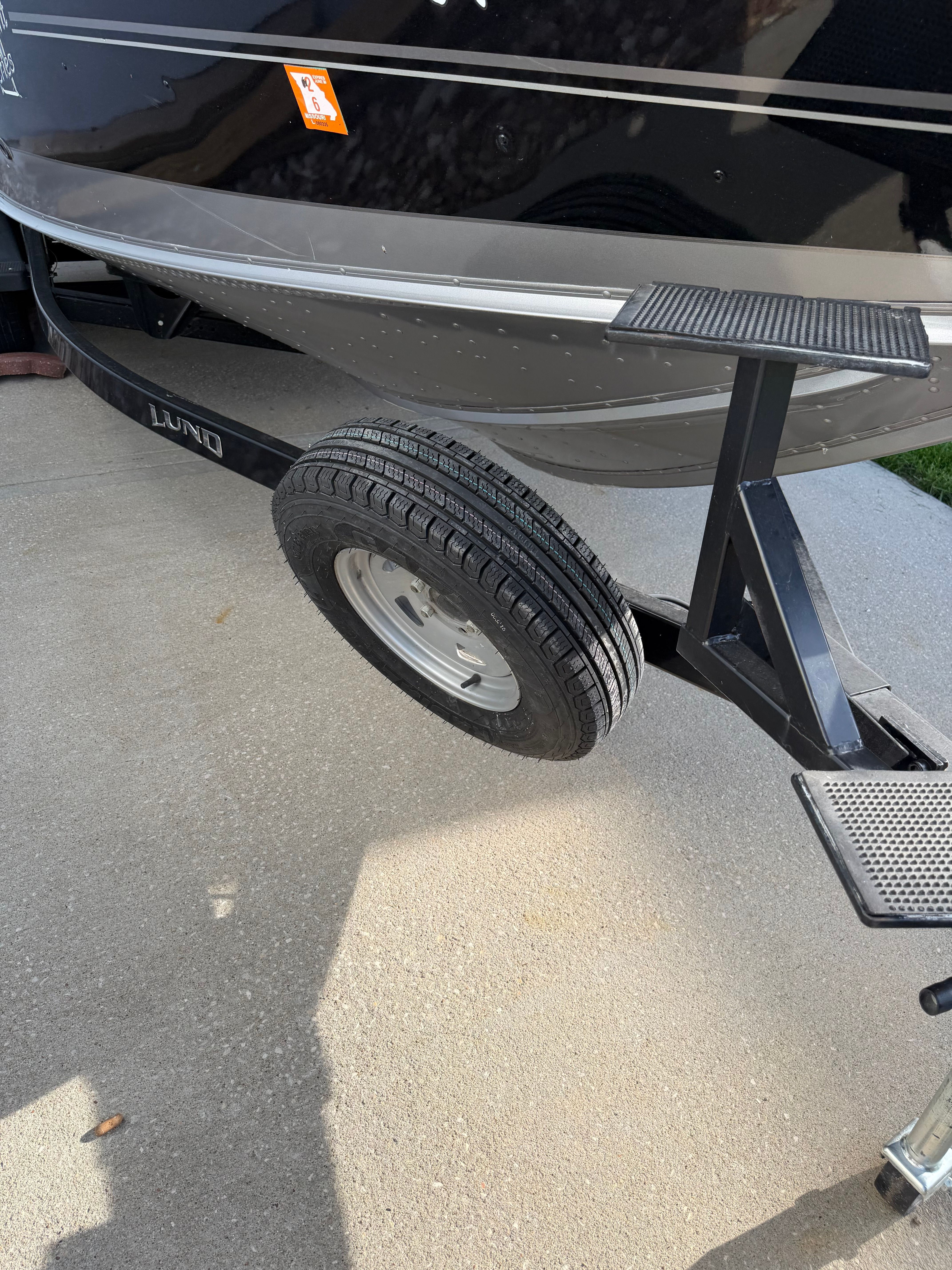 2017 Lund Pro V 1975 boat on trailer, close-up view.