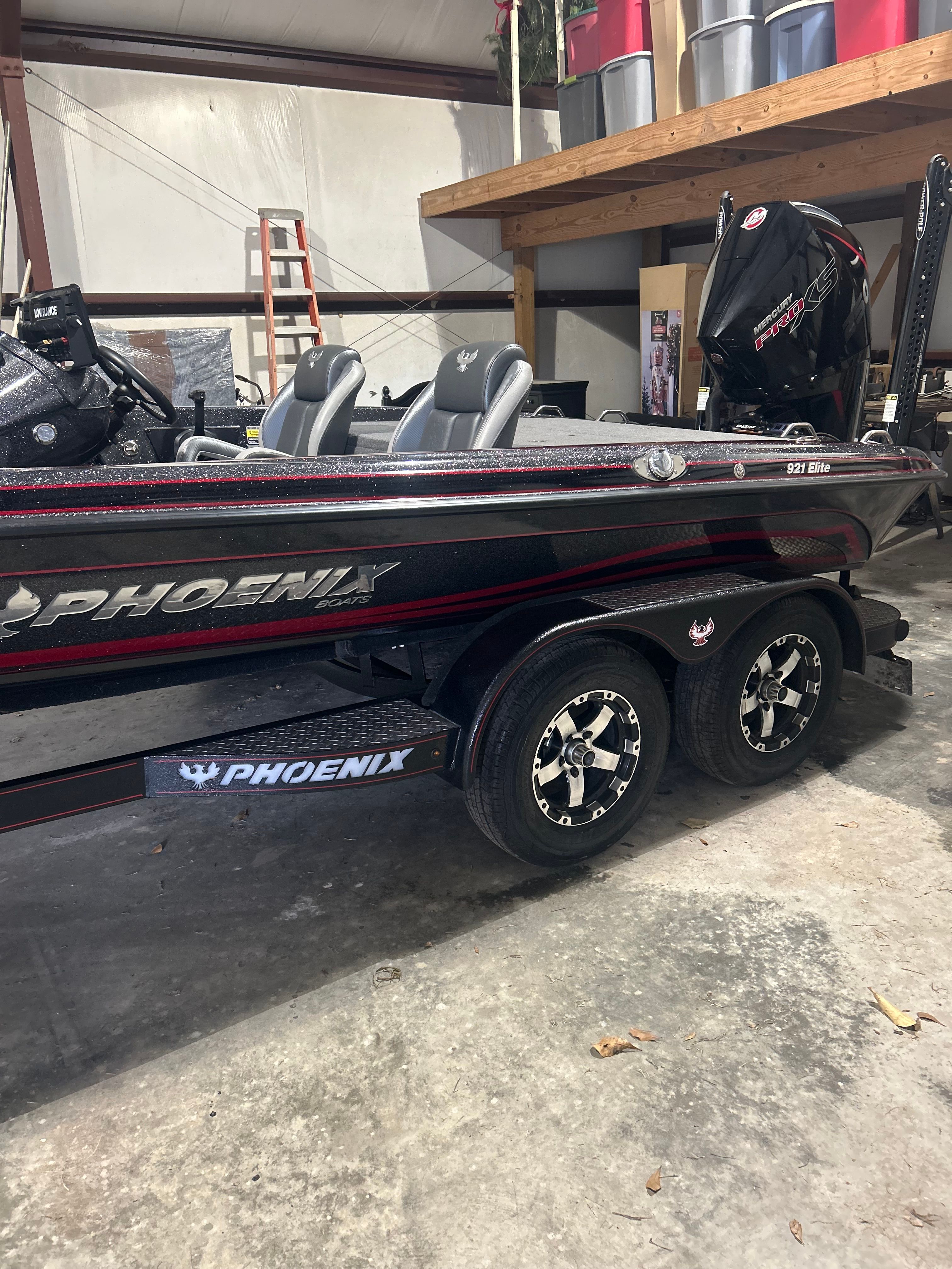 Phoenix 921 Elite 2025 in a garage with two seats and an engine.