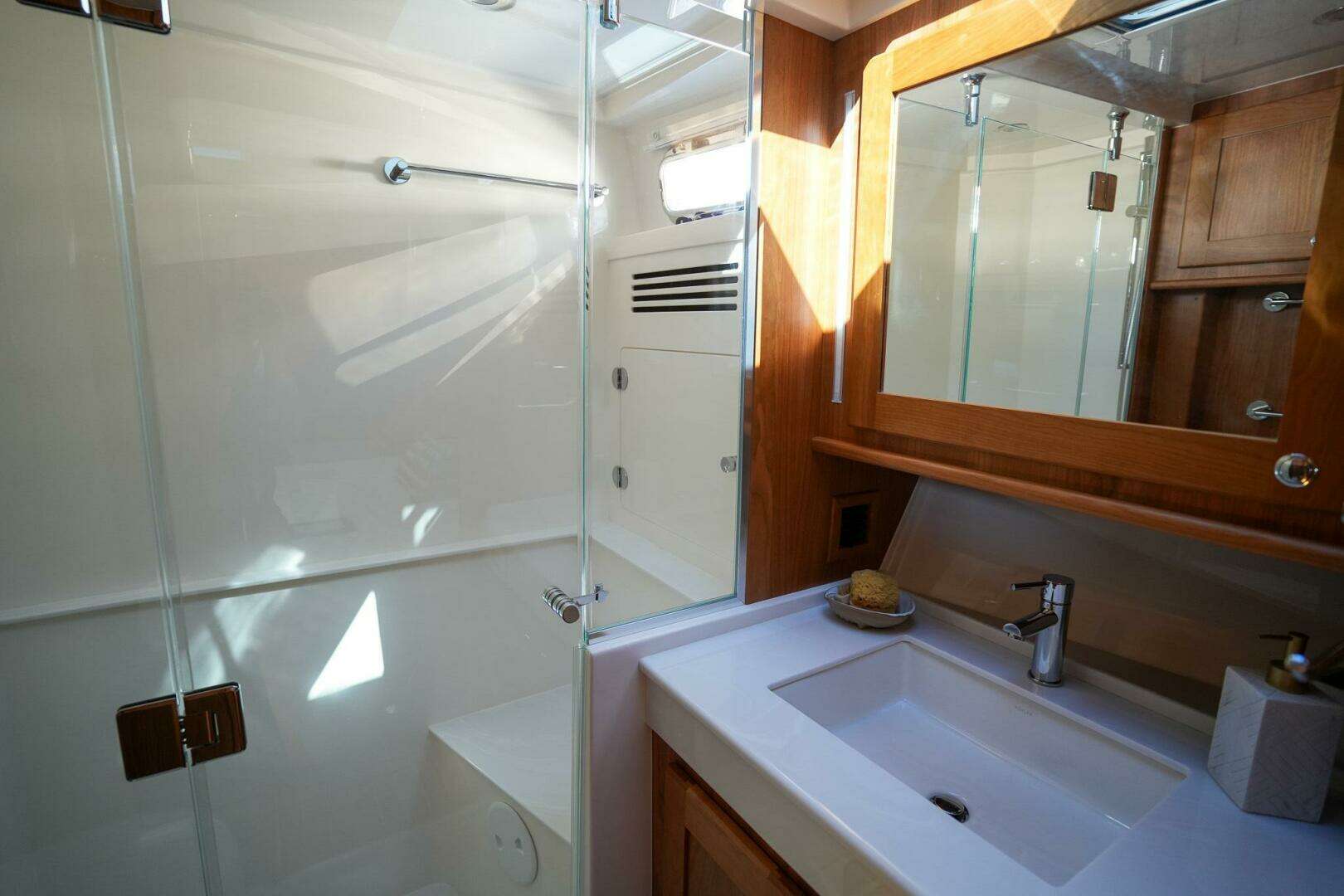 2027 Sabre 51 Salon Express - Image 27
