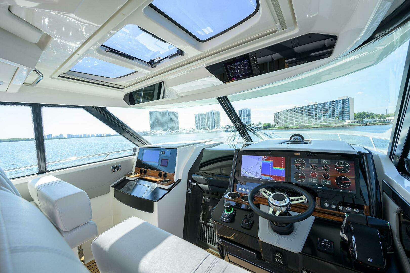 2022 Tiara Yachts 43 LE - Image 16