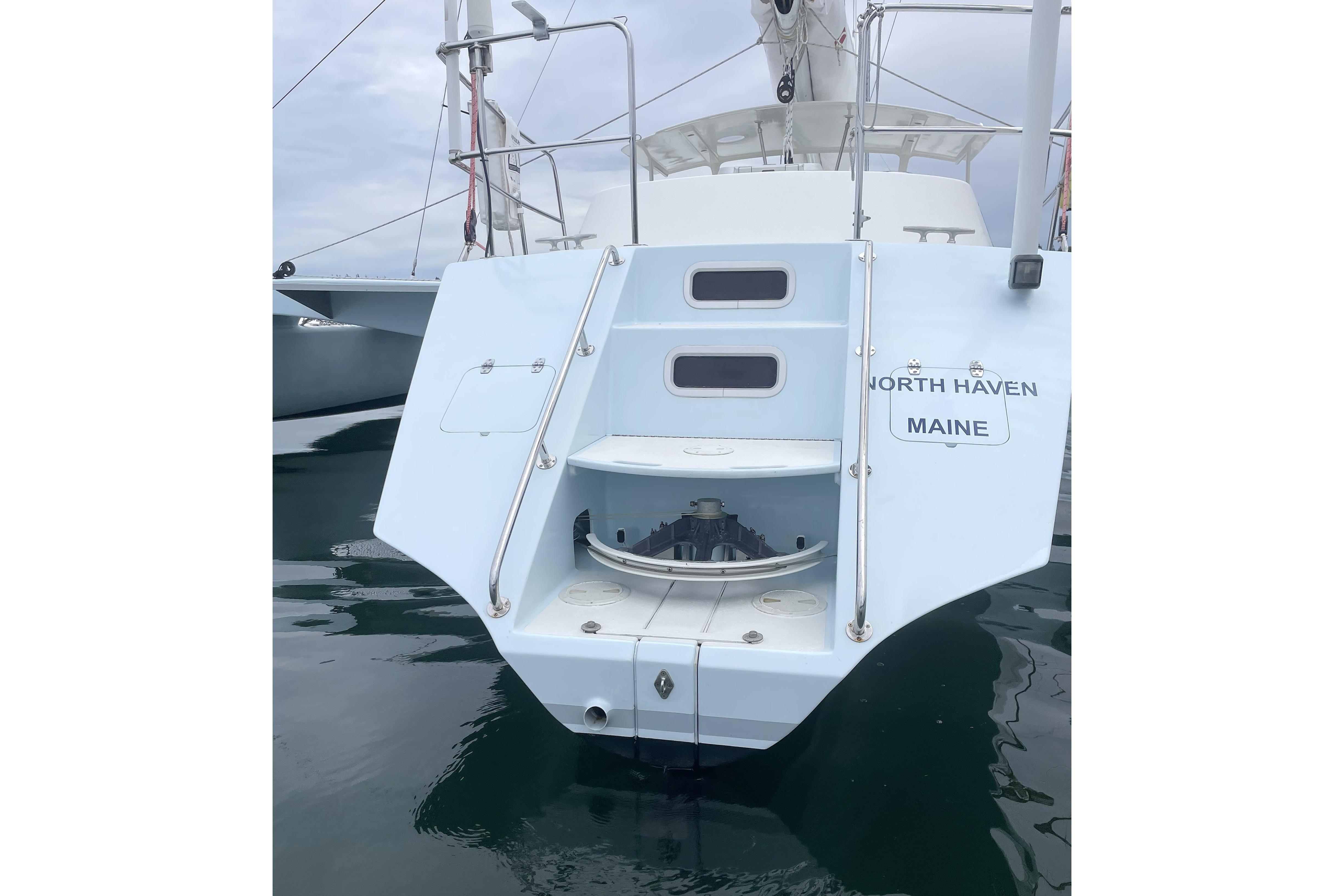 Steering system, rudder retracts on impact or for navigating very shallow water.