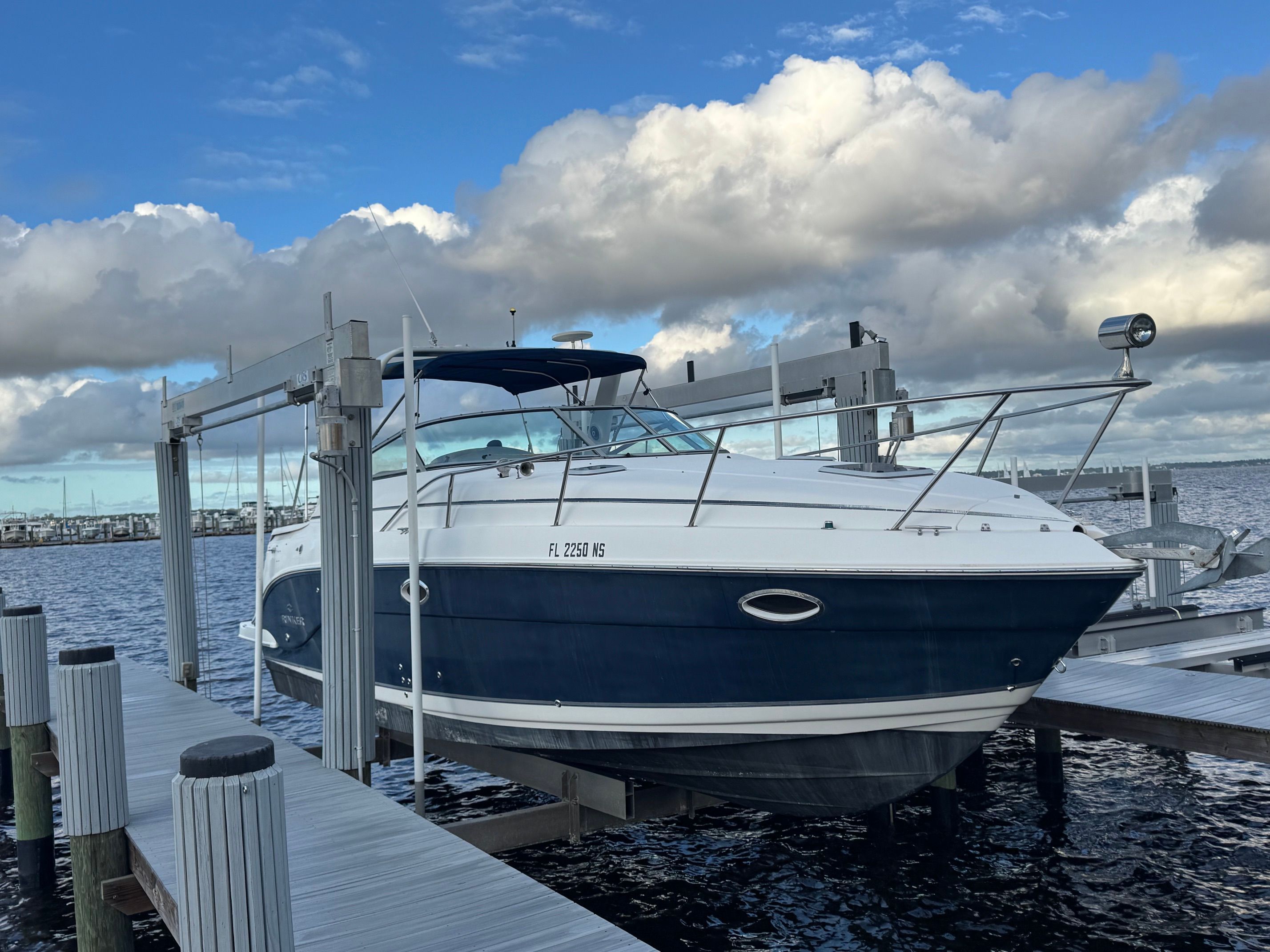 2007 Rinker 300 Express Cruiser