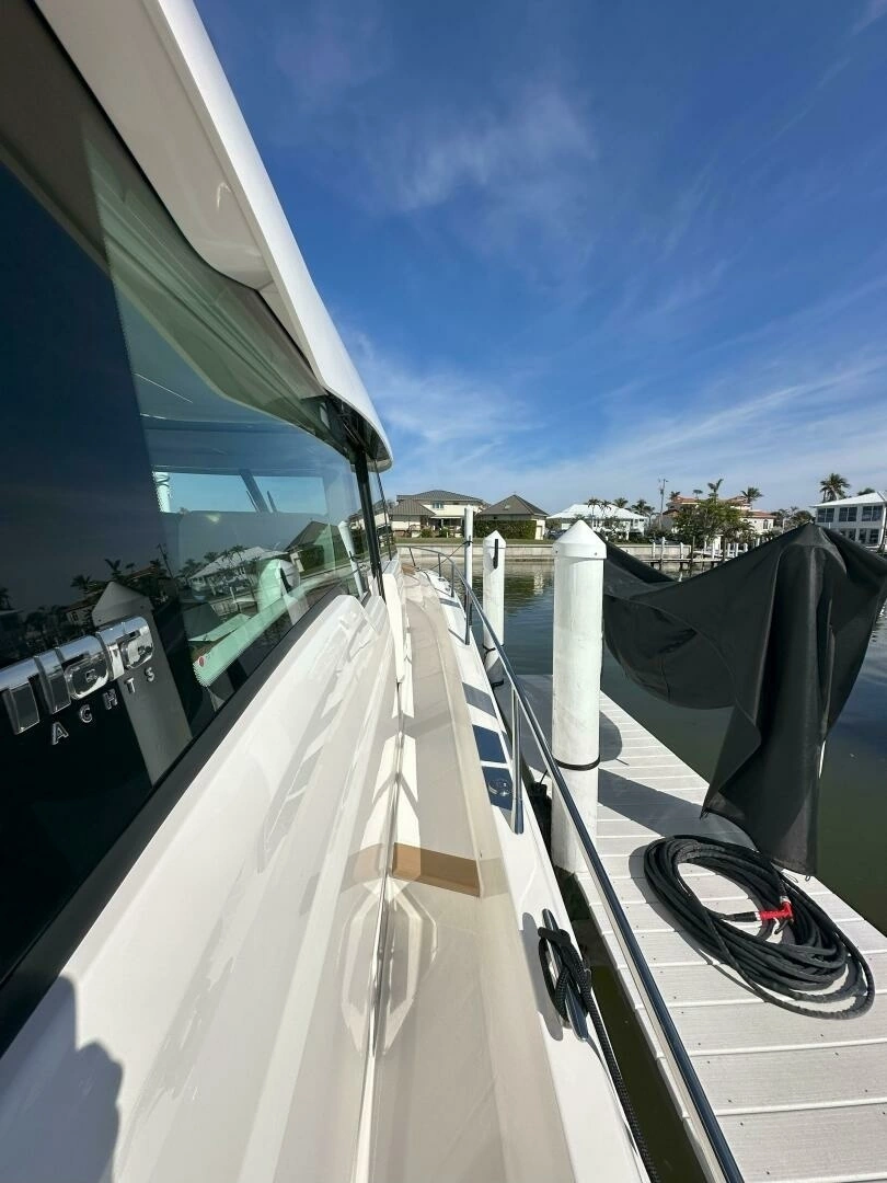2025 Tiara Yachts EX 60 - Image 35