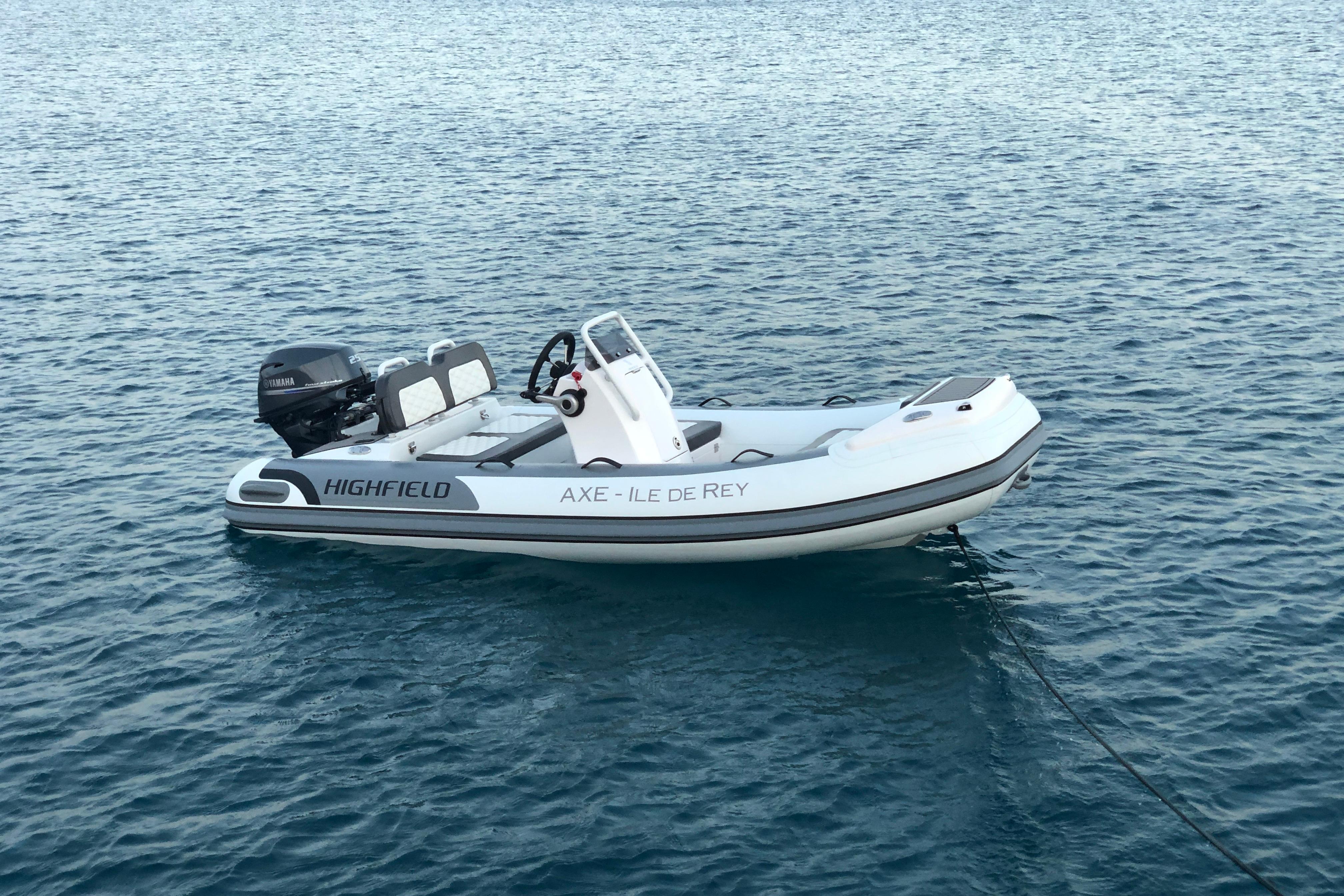 Highfield inflatable boat on water, featuring Yamaha engine, labeled "AXE - ILE DE REY".