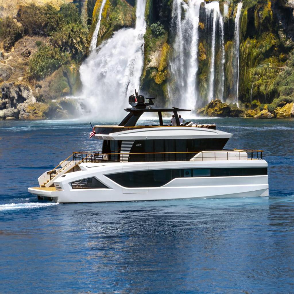 2027 Lazzara LPC 300