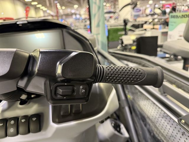 2026 Sea-Doo Switch Cruise™ 21 - 300 Hp - Tech Painted - 15