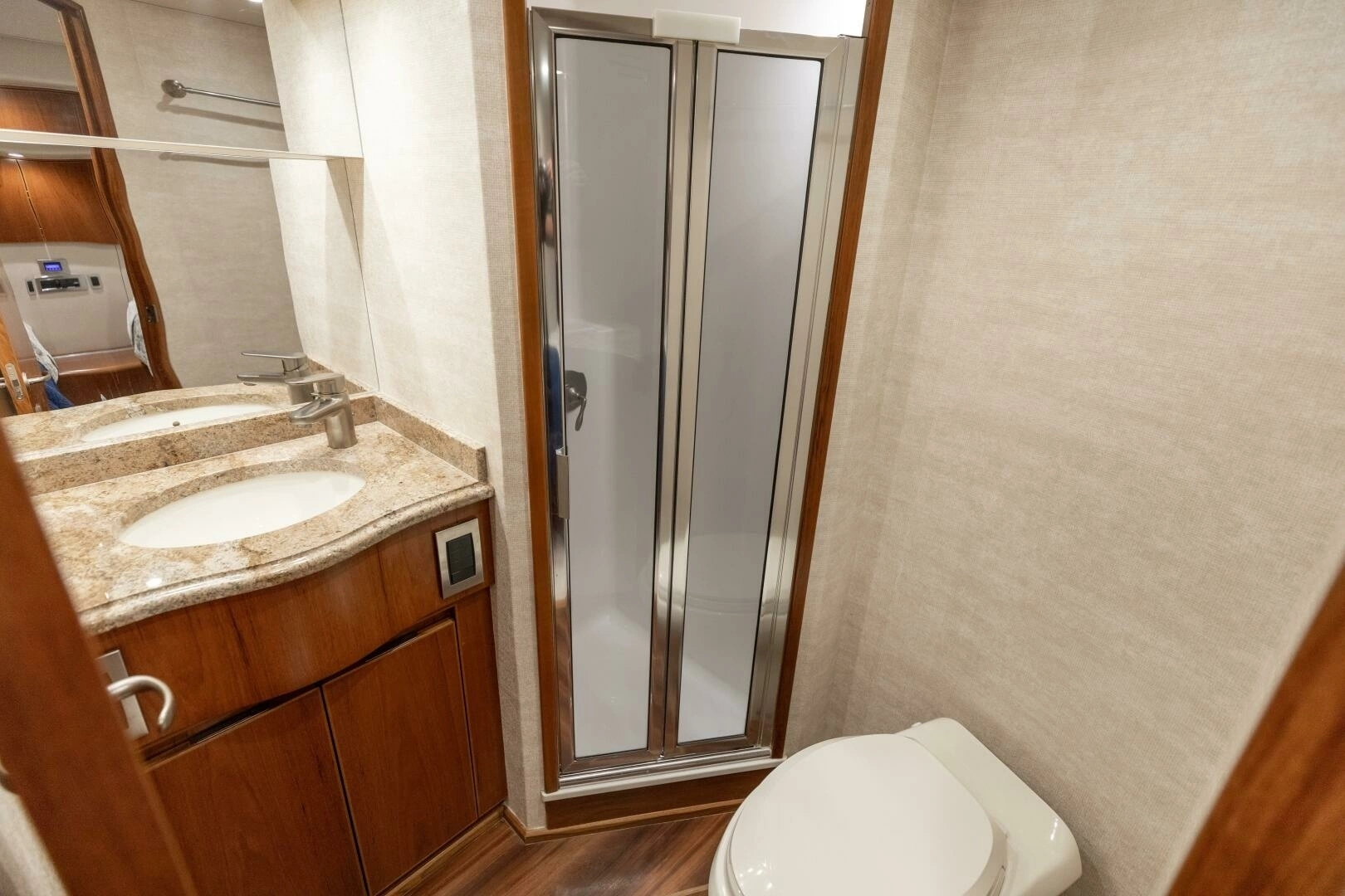 2015 Viking 70 Convertible - Image 27