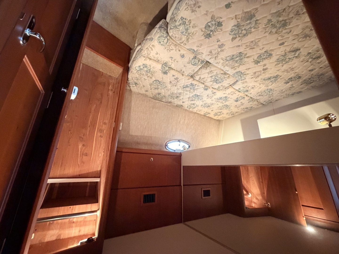 2006 Silverton 38 Convertible - Image 21