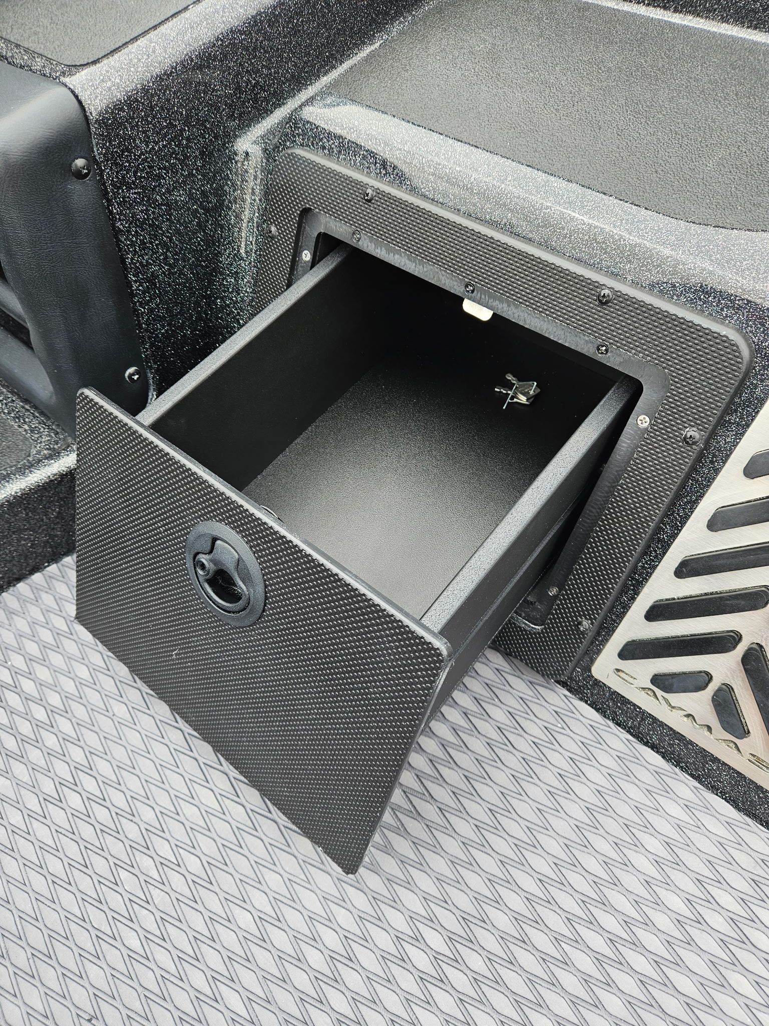 Open storage compartment in Caymas CX 21 PRO boat, year 2027.