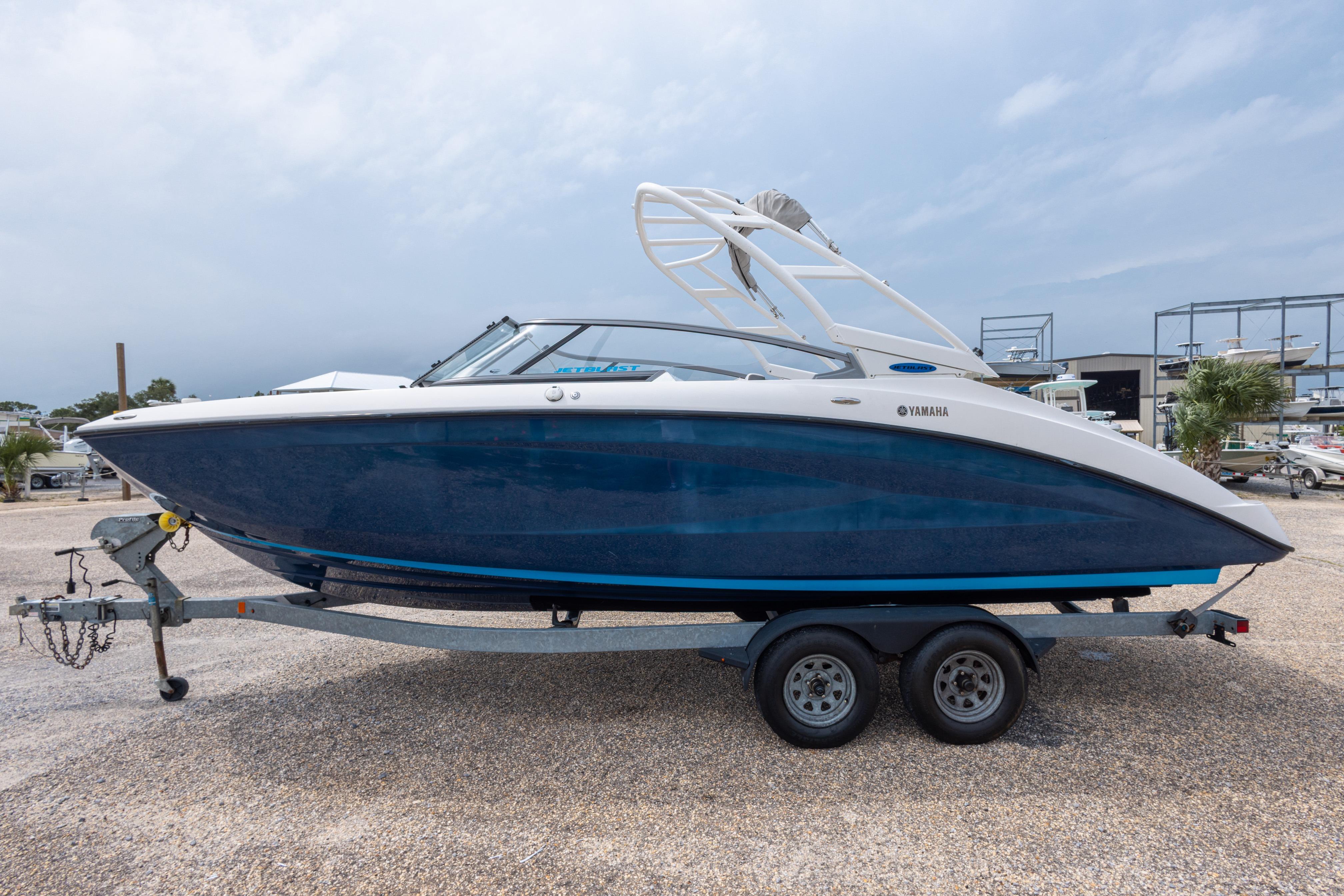 2021 Yamaha Boats AR250 on trailer, blue hull, parked outdoors.