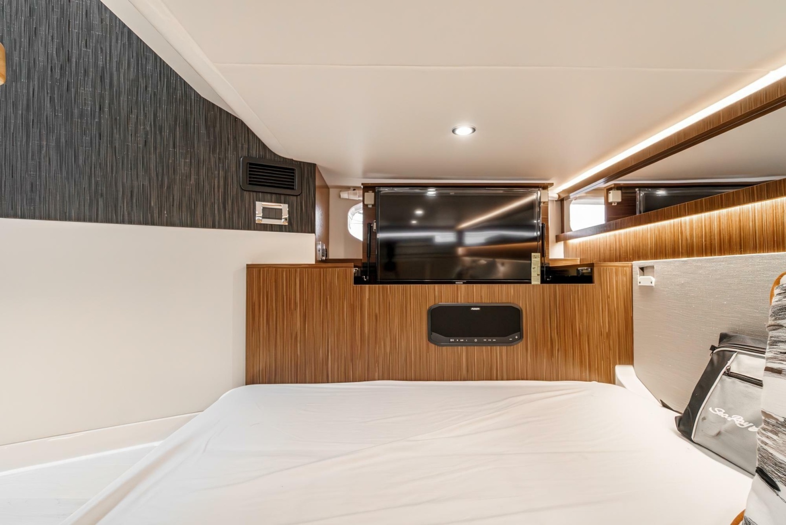 2022 Sea Ray 370 Sundancer - Image 15