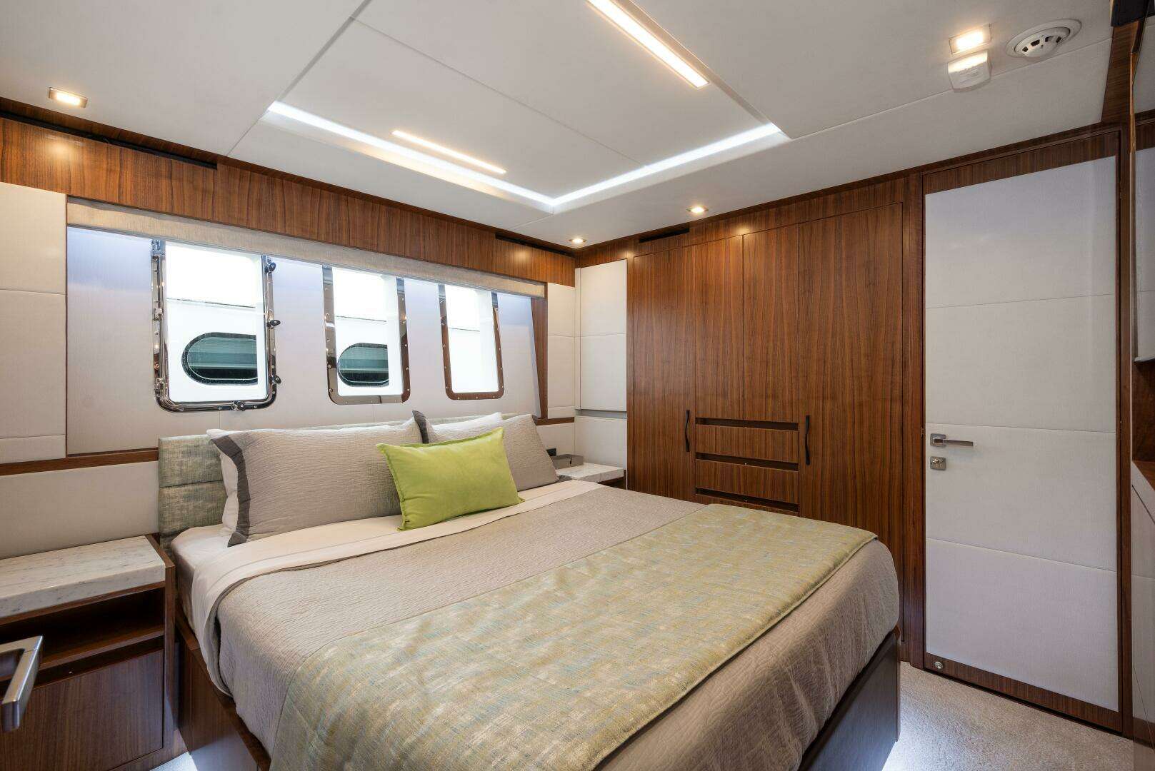 2024 Hargrave Raised Pilothouse - Image 18