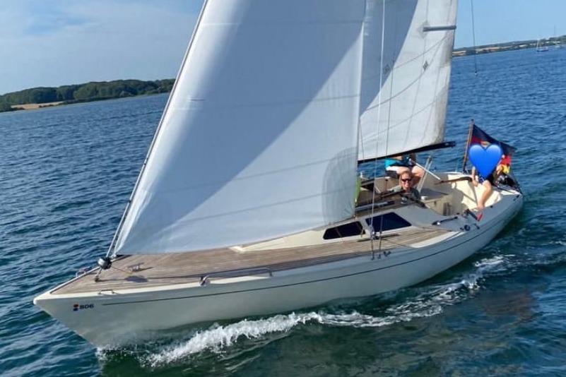 Sailing yacht O.L.-Bats International 806, 1977 model, cruising on open water.