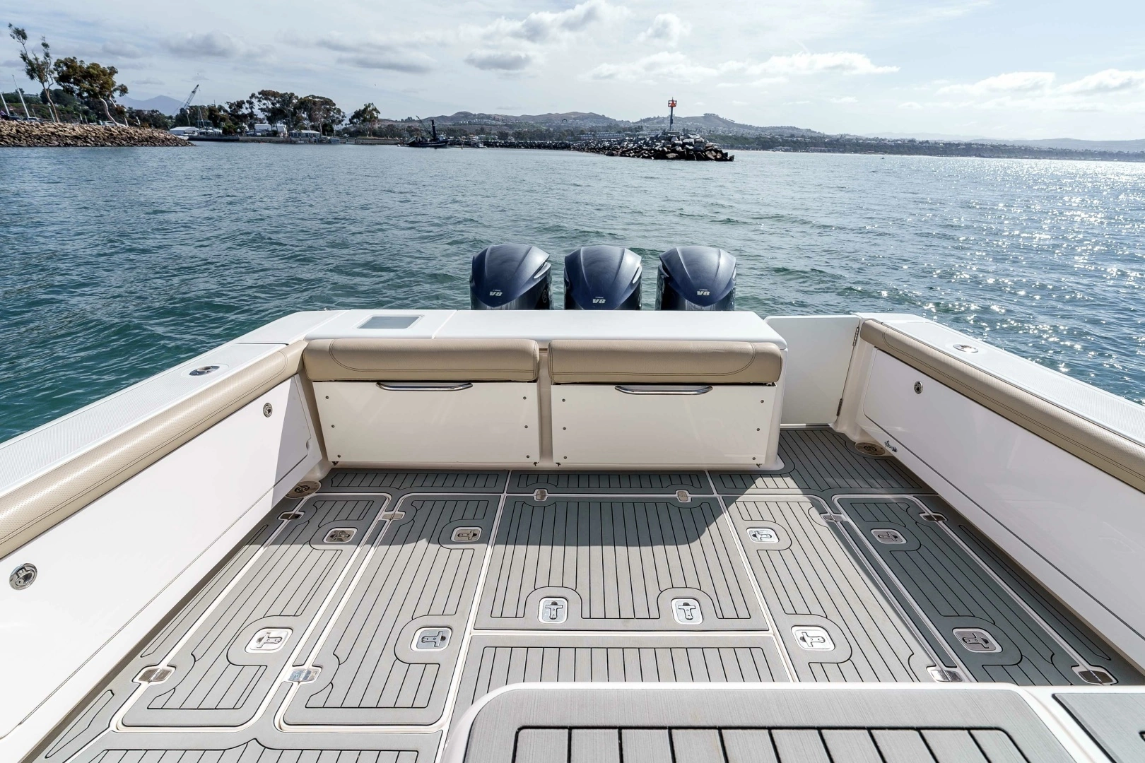 2018 Pursuit 385 Offshore - Image 13