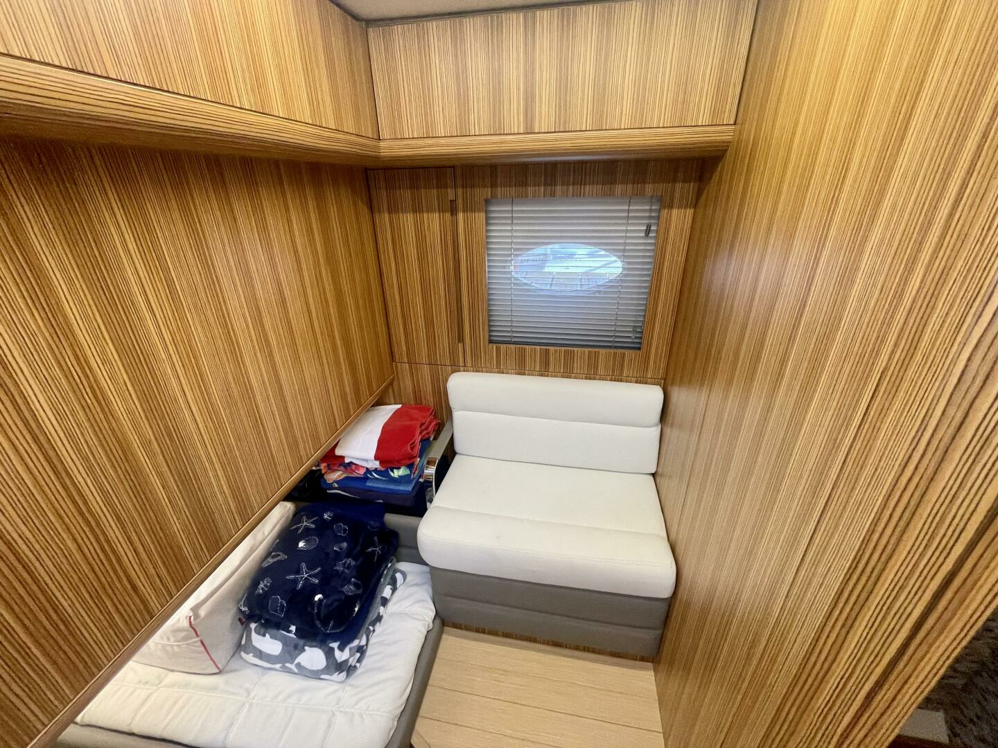 2017 Chris-Craft Commander 42 - Image 23