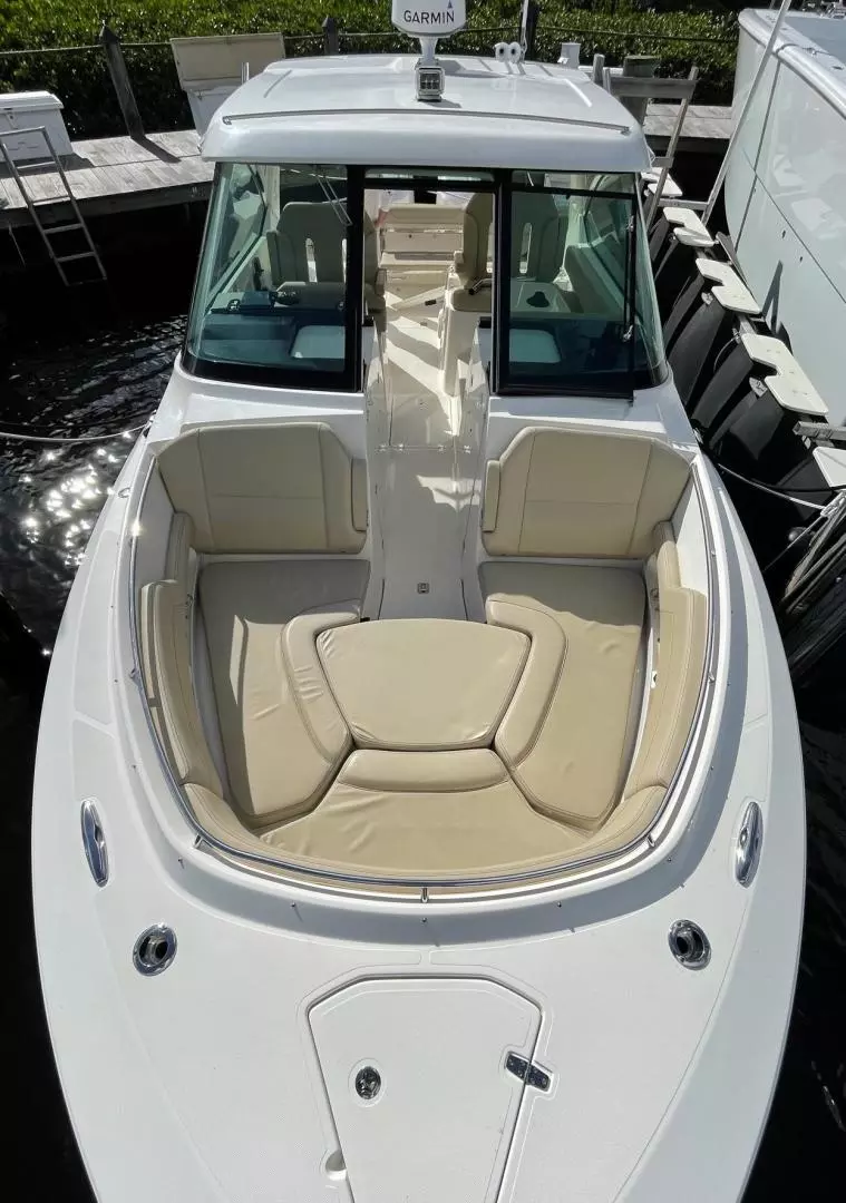 2018 Pursuit 325 DC - Image 7