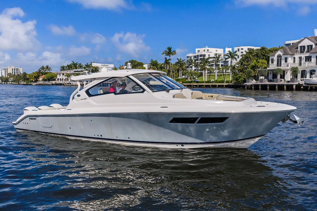 2019 Pursuit 365 DC