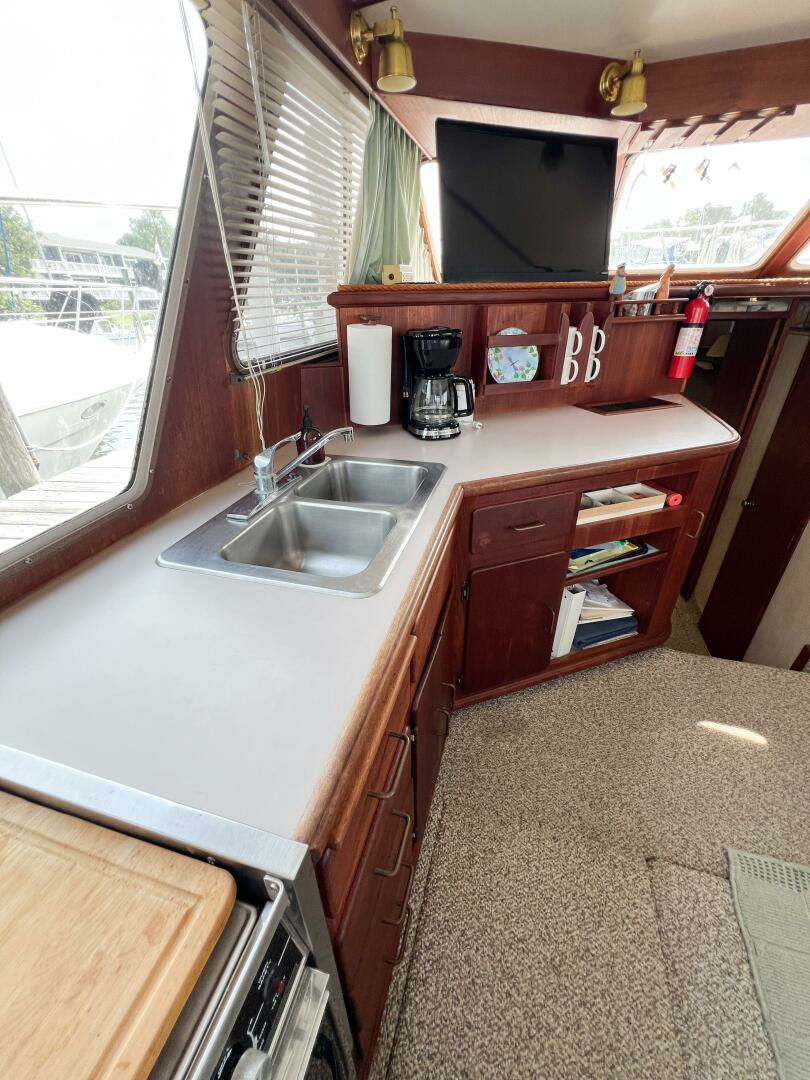 1987 Tollycraft 34 Sedan Sport - Image 36