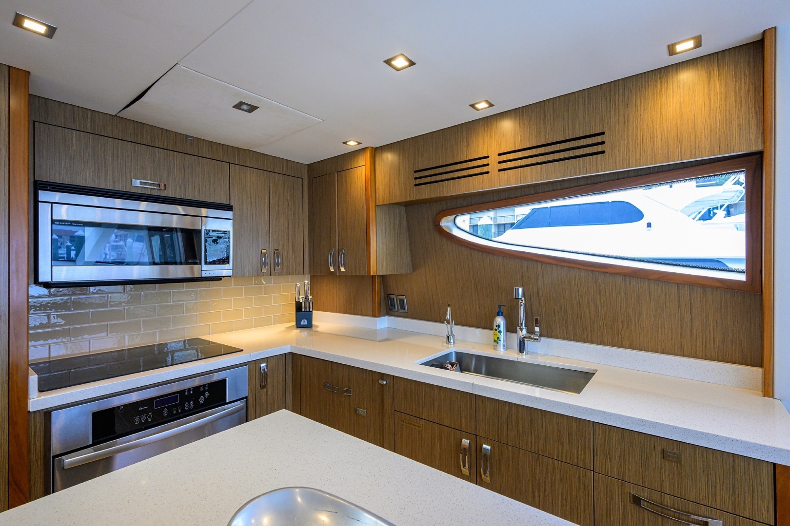 2013 Hatteras 80 Motor Yacht - Image 15