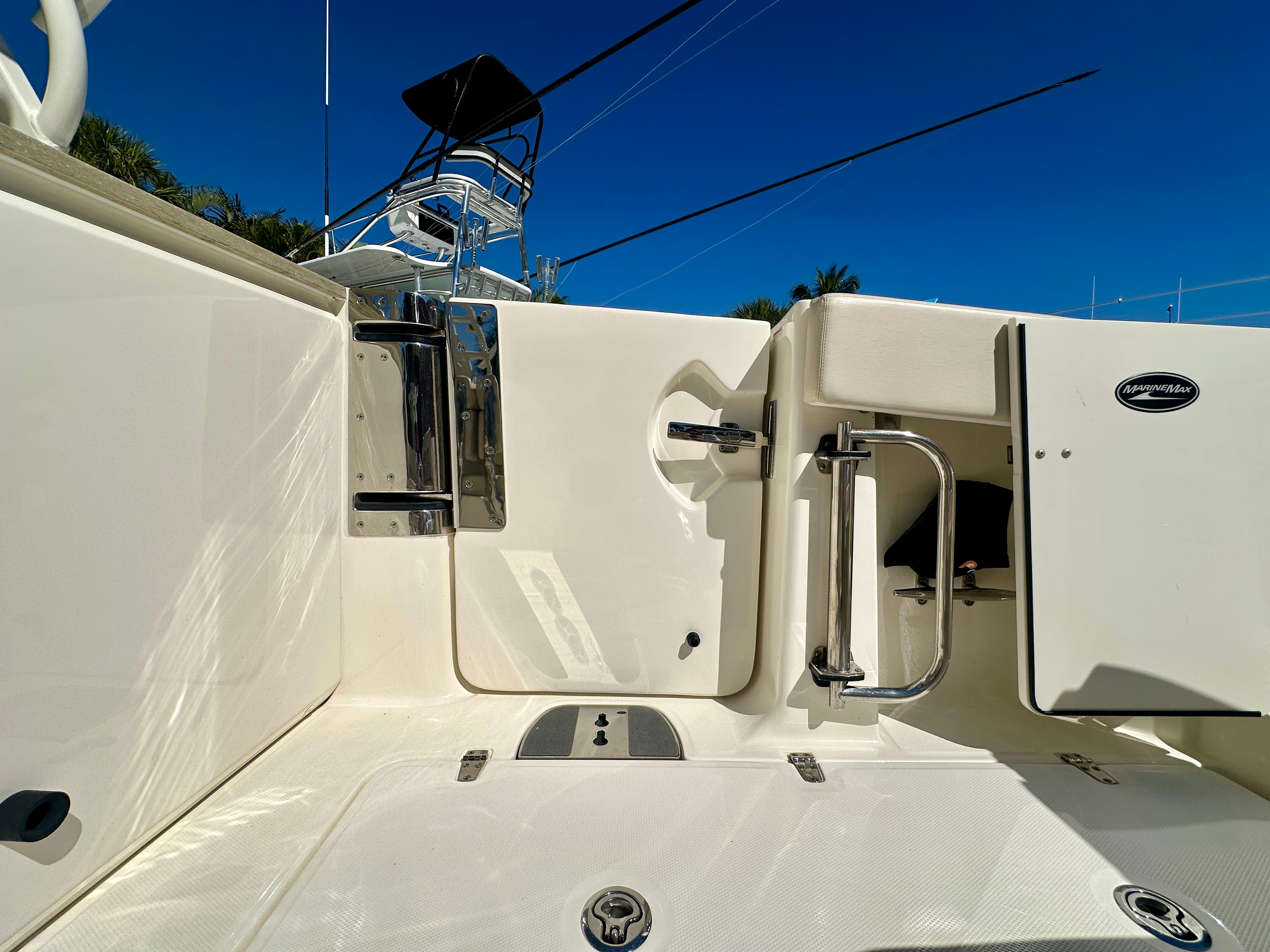 Boston Whaler 320 Vantage 2024, boat passage and storage area.