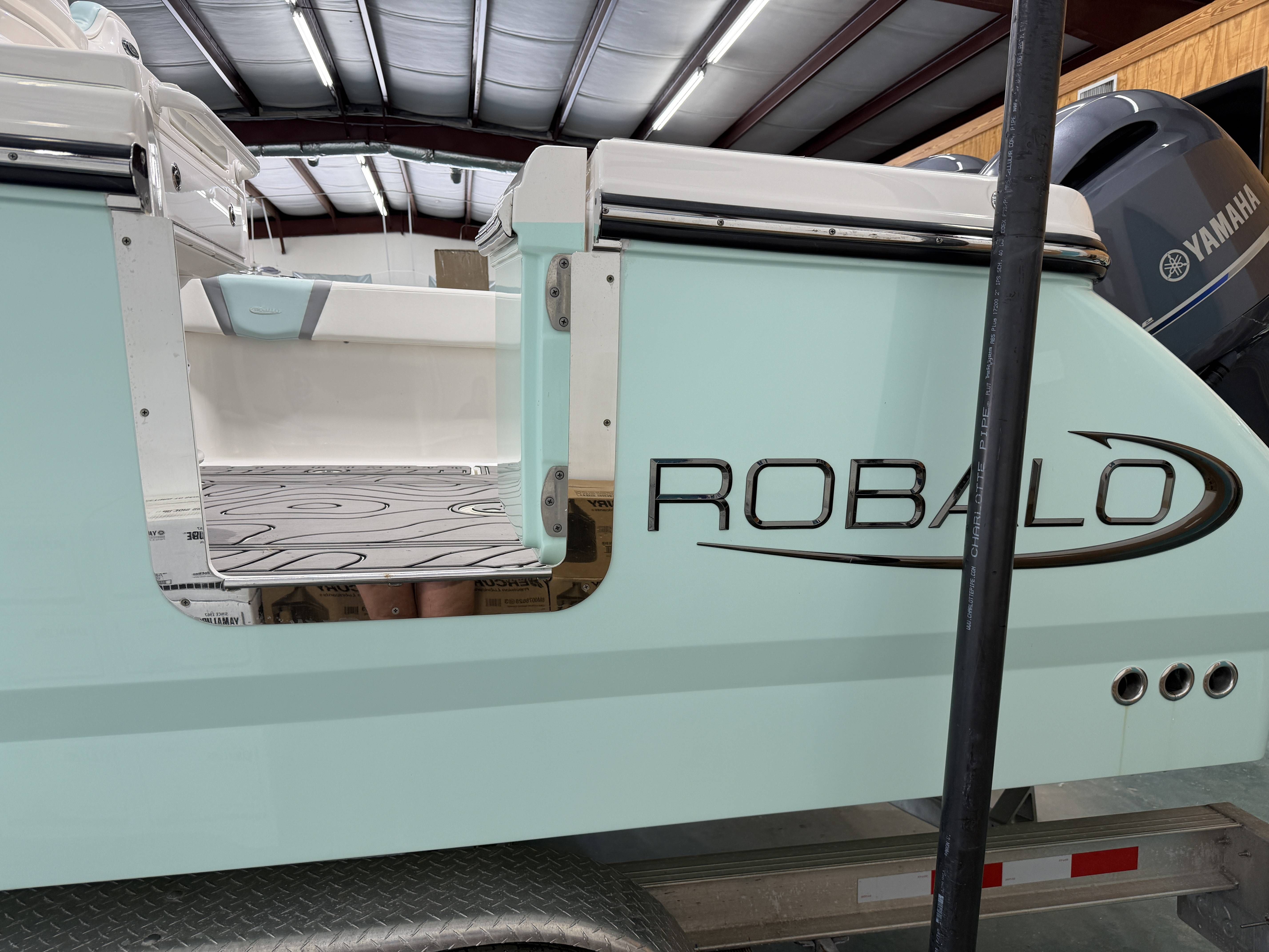 2023 Robalo R250 Center Console - 12