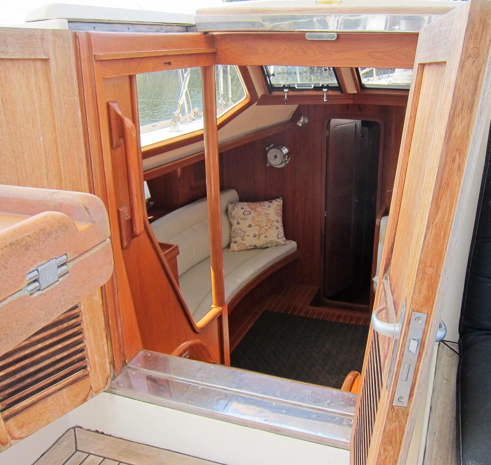 Cockpit companionway