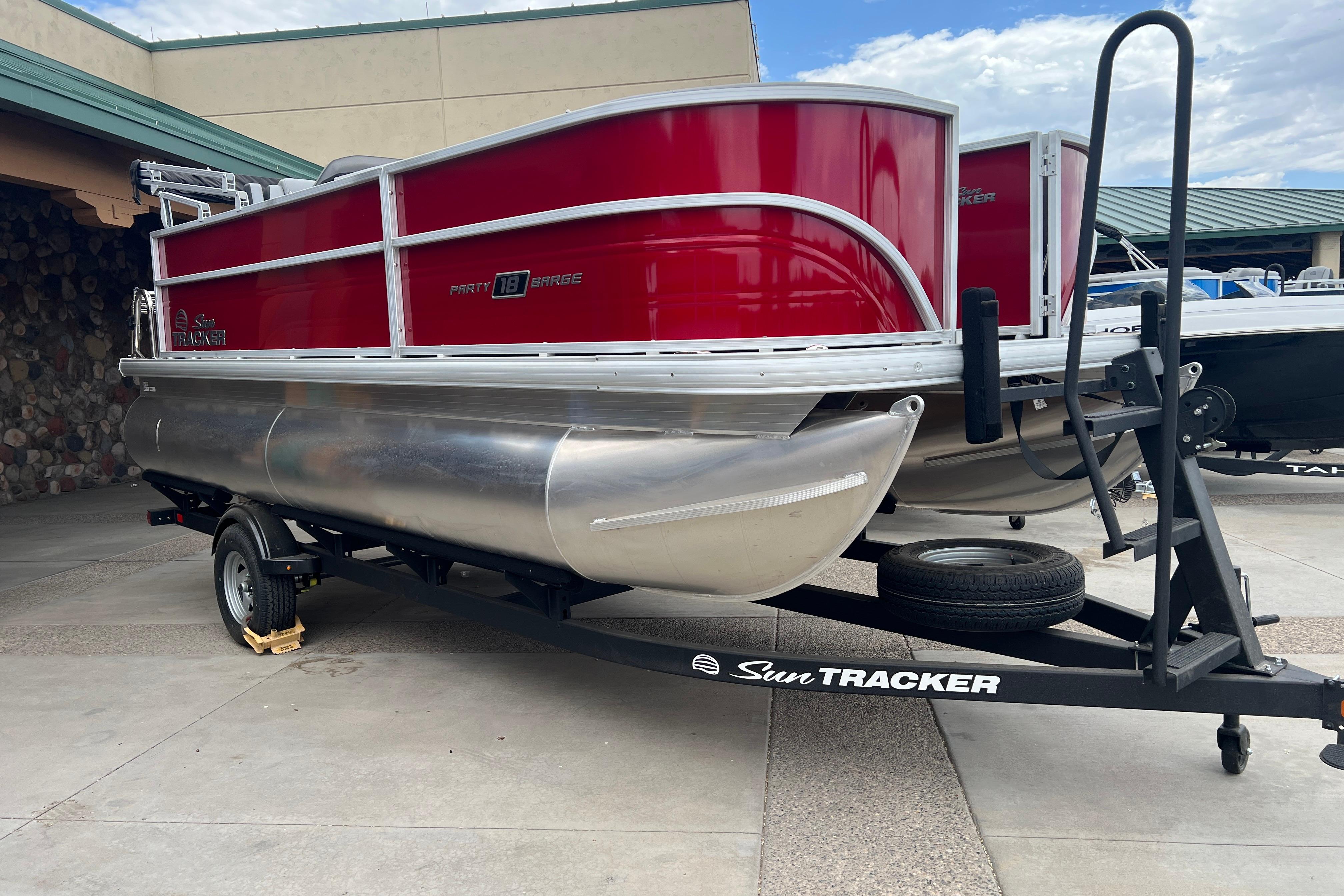 2026 Sun Tracker Party Barge 18 DLX