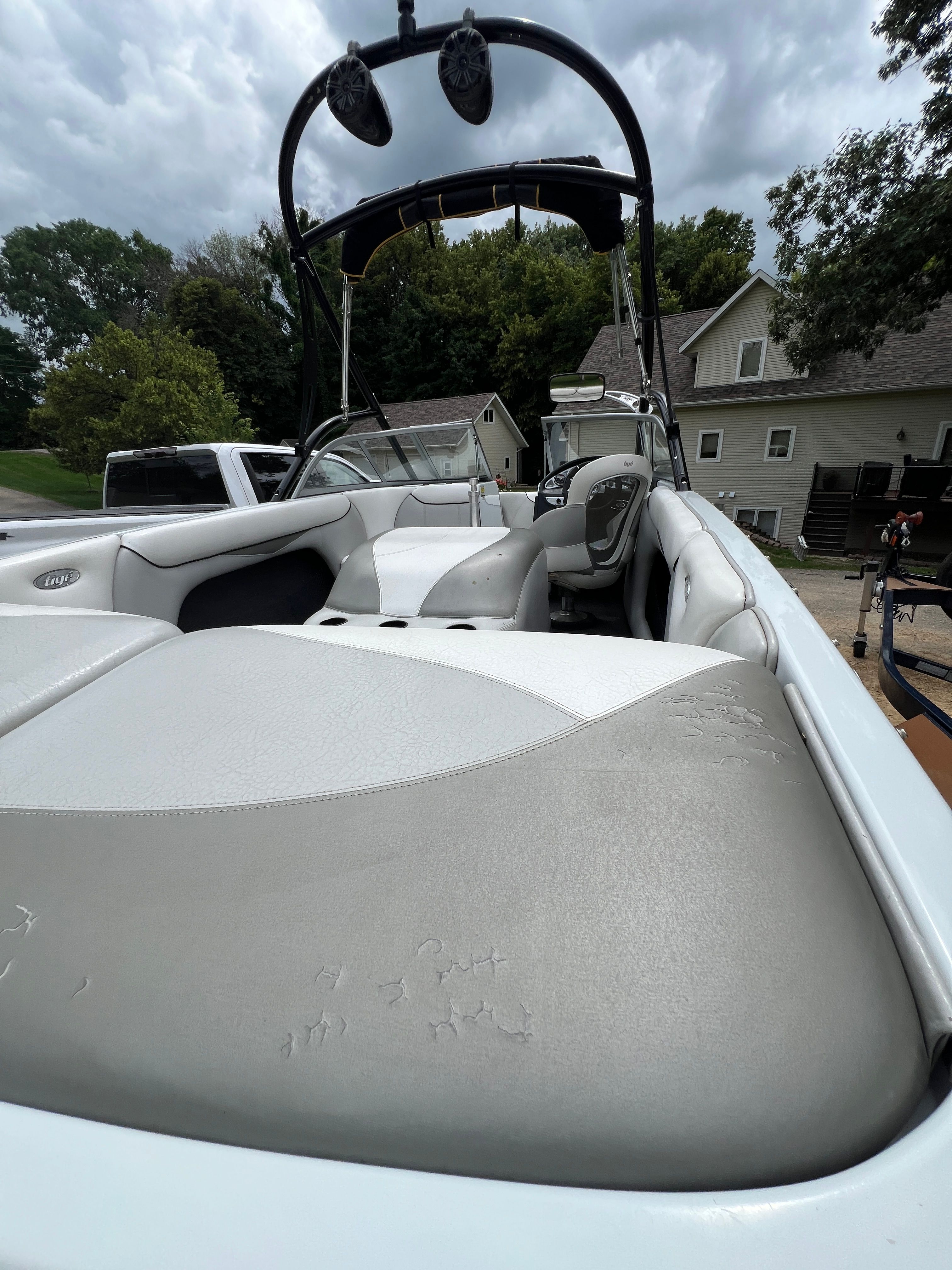 2006 Tigé 20i with worn seats