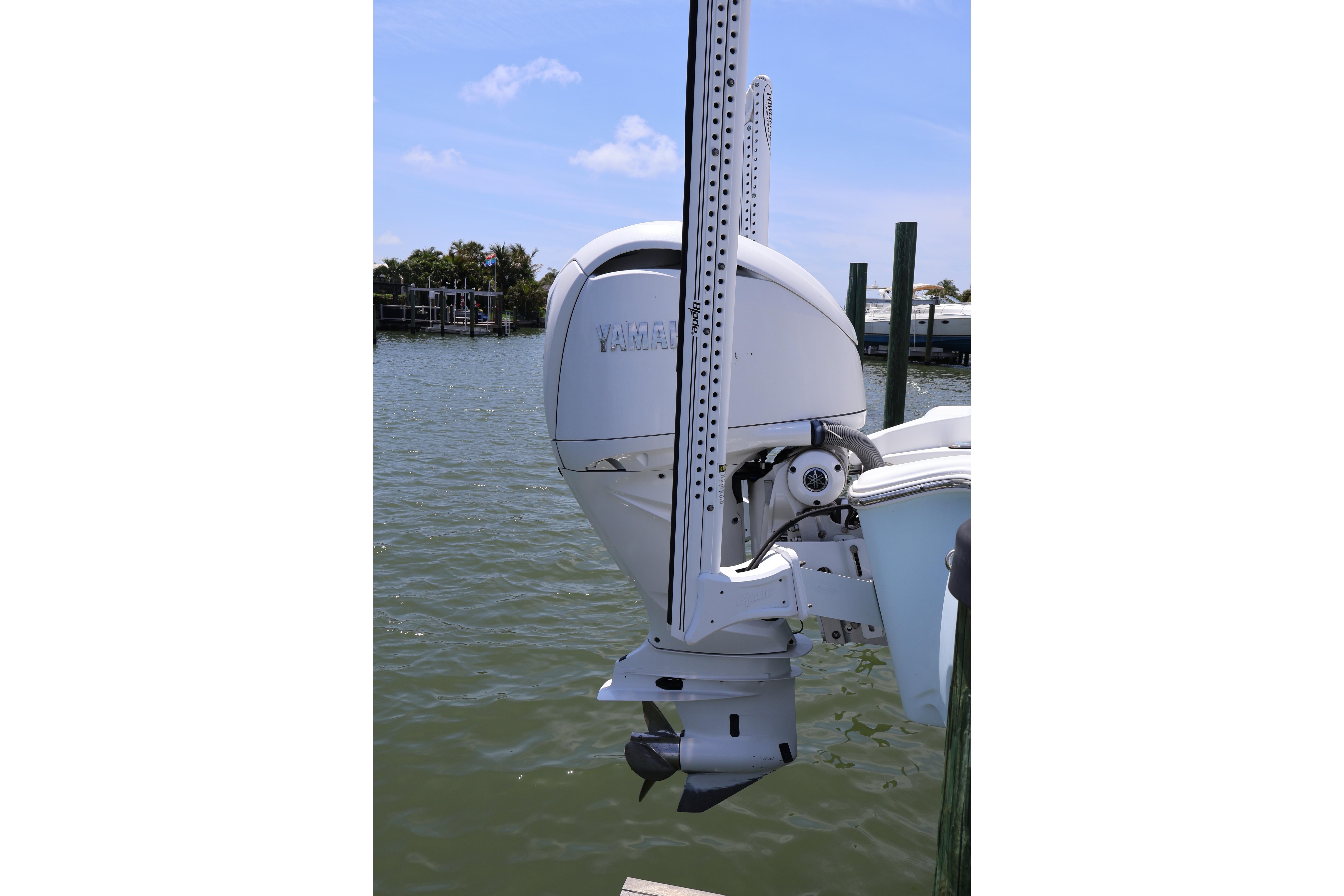 2022 Sea Hunt BX 25 FS boat with Yamaha outboard motor on water.