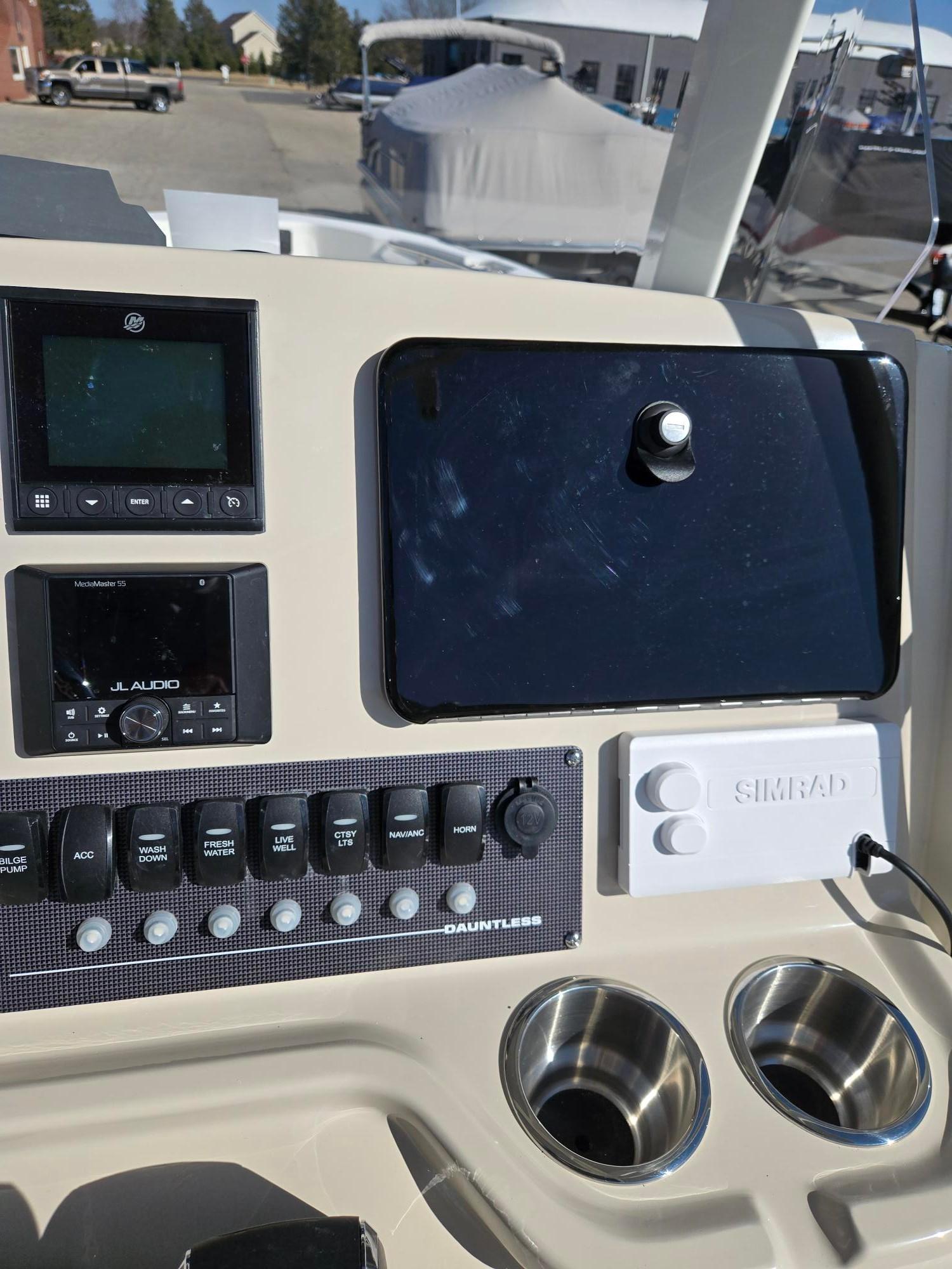 2025 Boston Whaler 250 Dauntless - 15