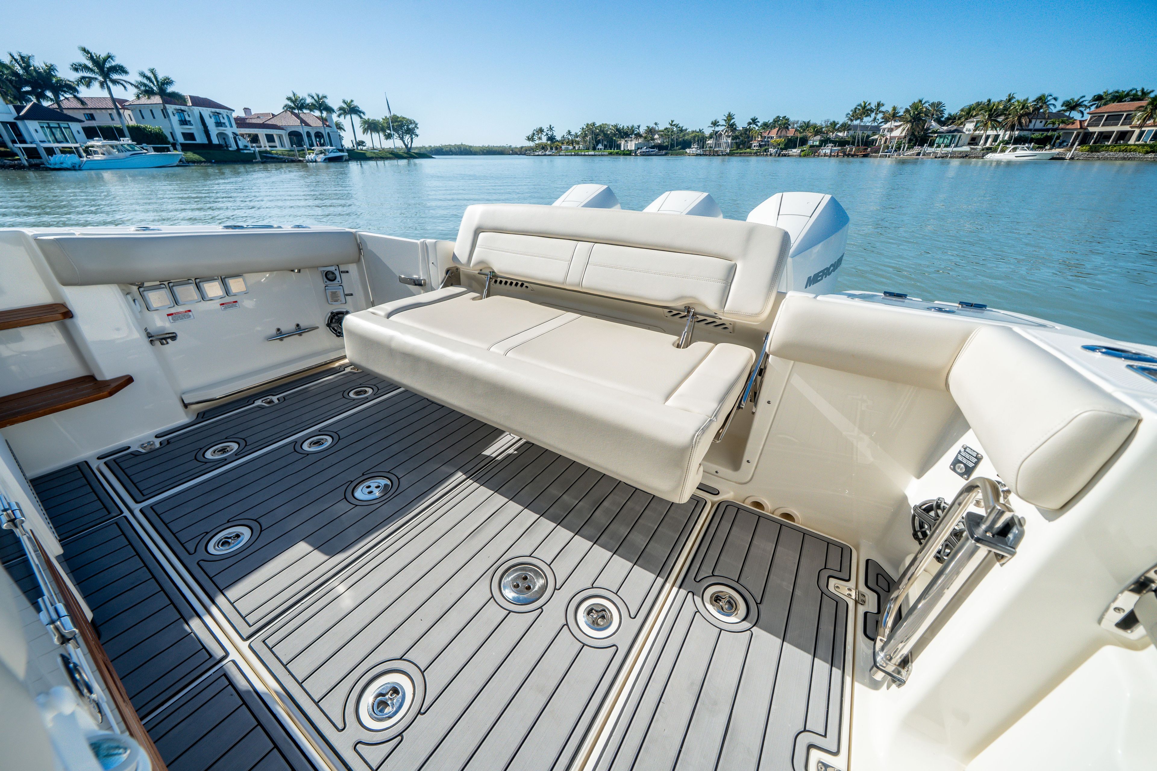 2021 Boston Whaler 350 Realm - 21
