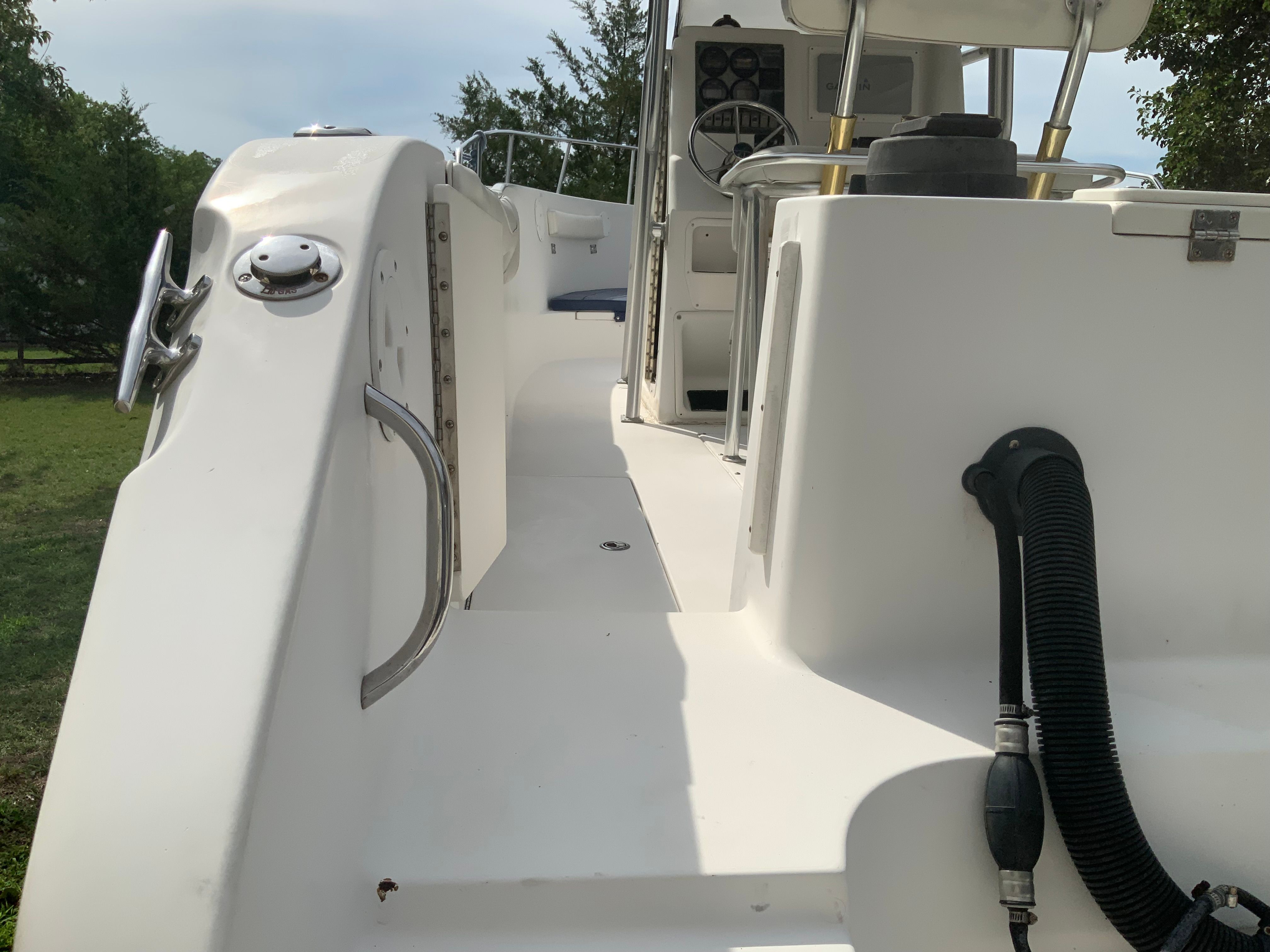 The image shows the deck of a 2006 Seaswirl Striper 26 boat.