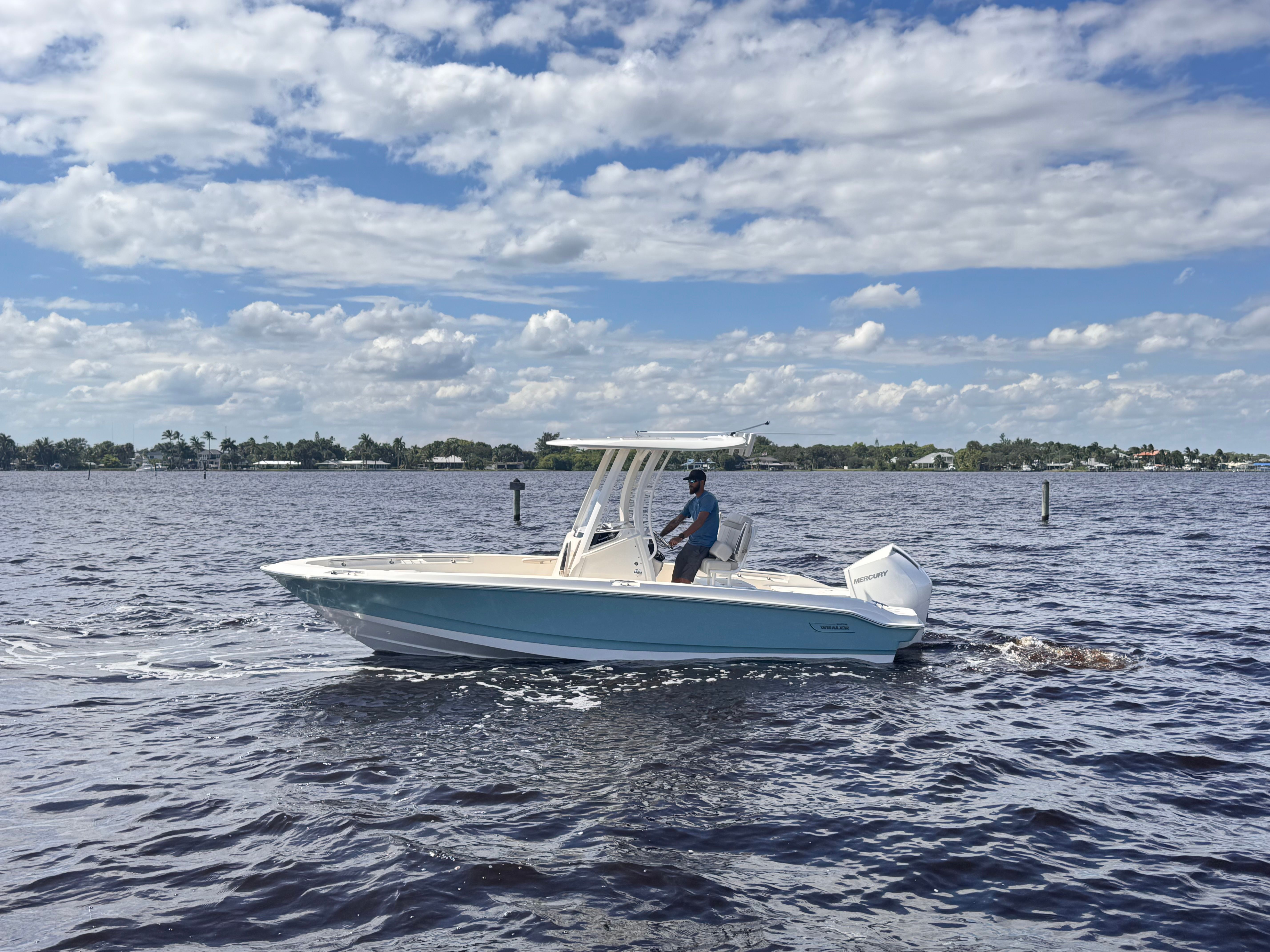 2026 Boston Whaler 220 Dauntless