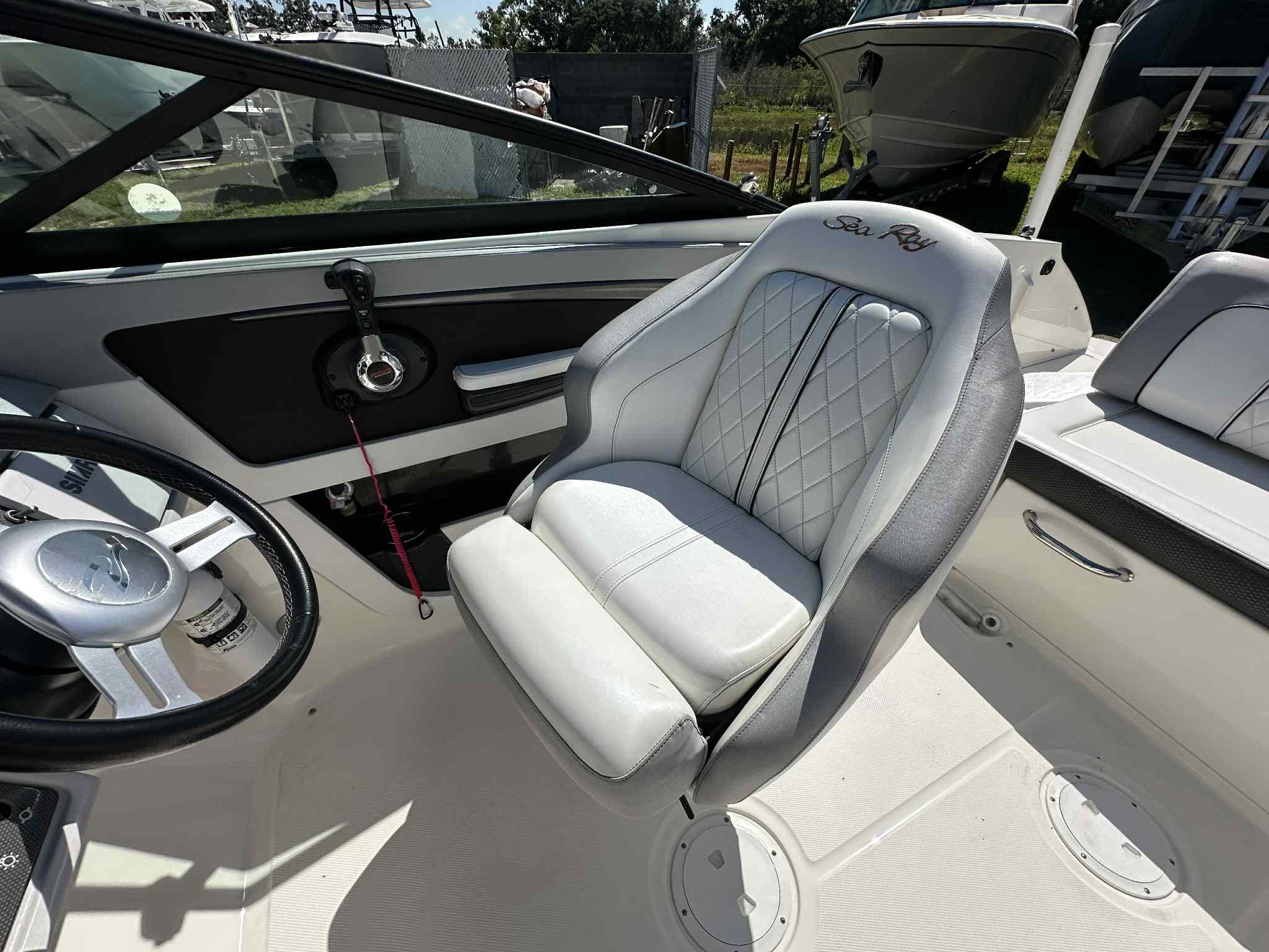 2017 SEA RAY 220 SDX - Image 9